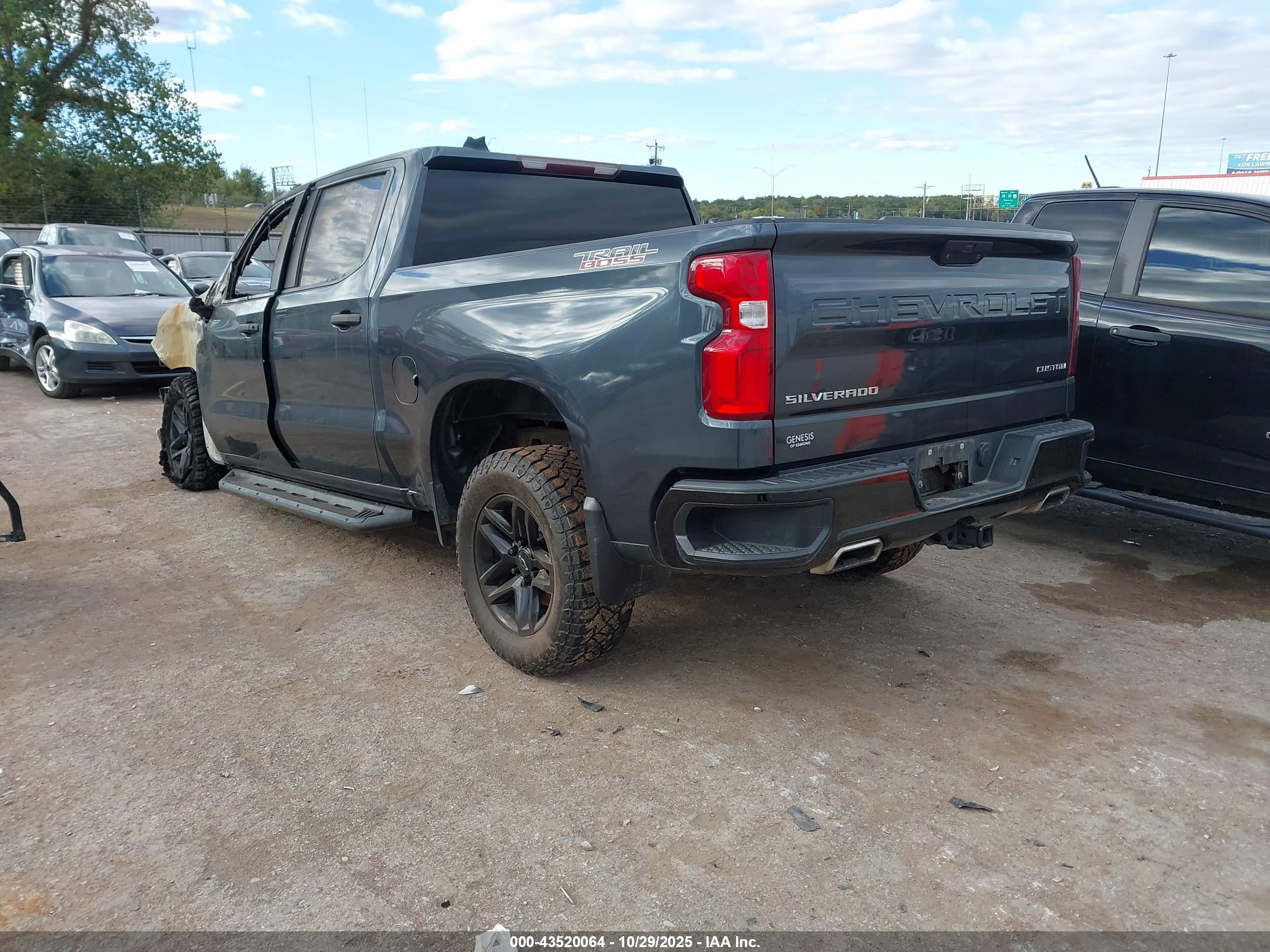 CHEVROLET SILVERADO image 3