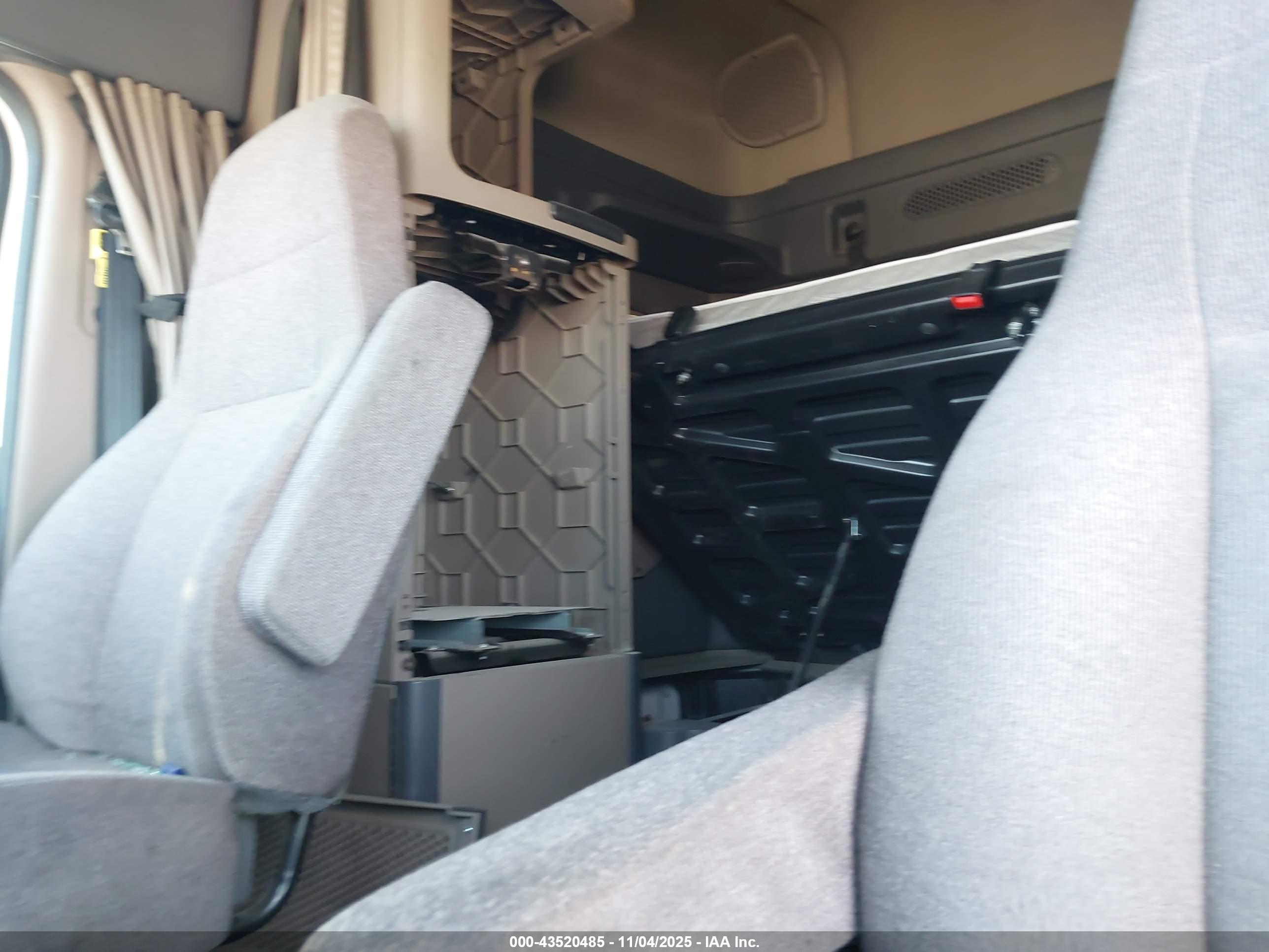 FREIGHTLINER CASCADIA image 8