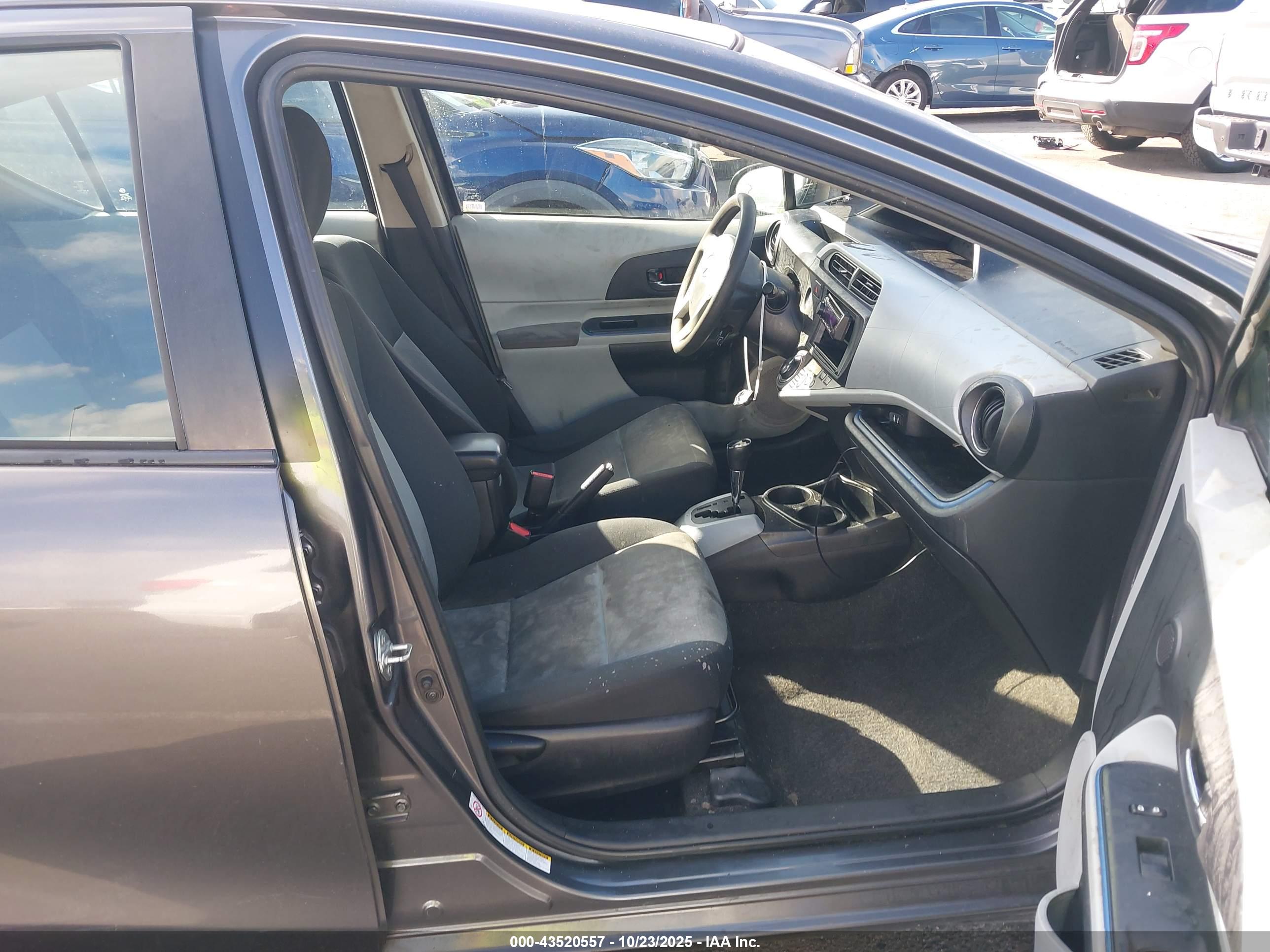 TOYOTA PRIUS image 5