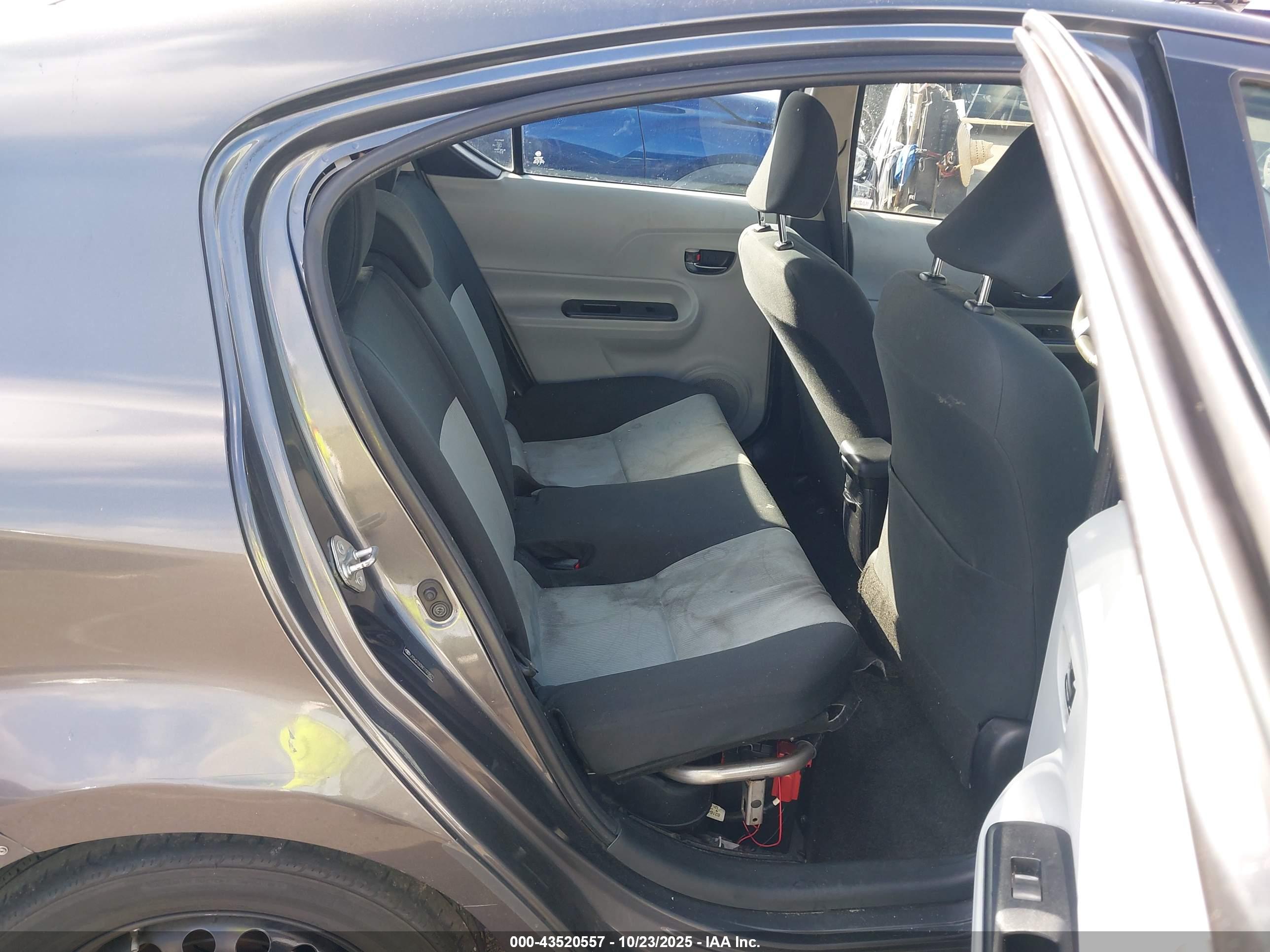 TOYOTA PRIUS image 8