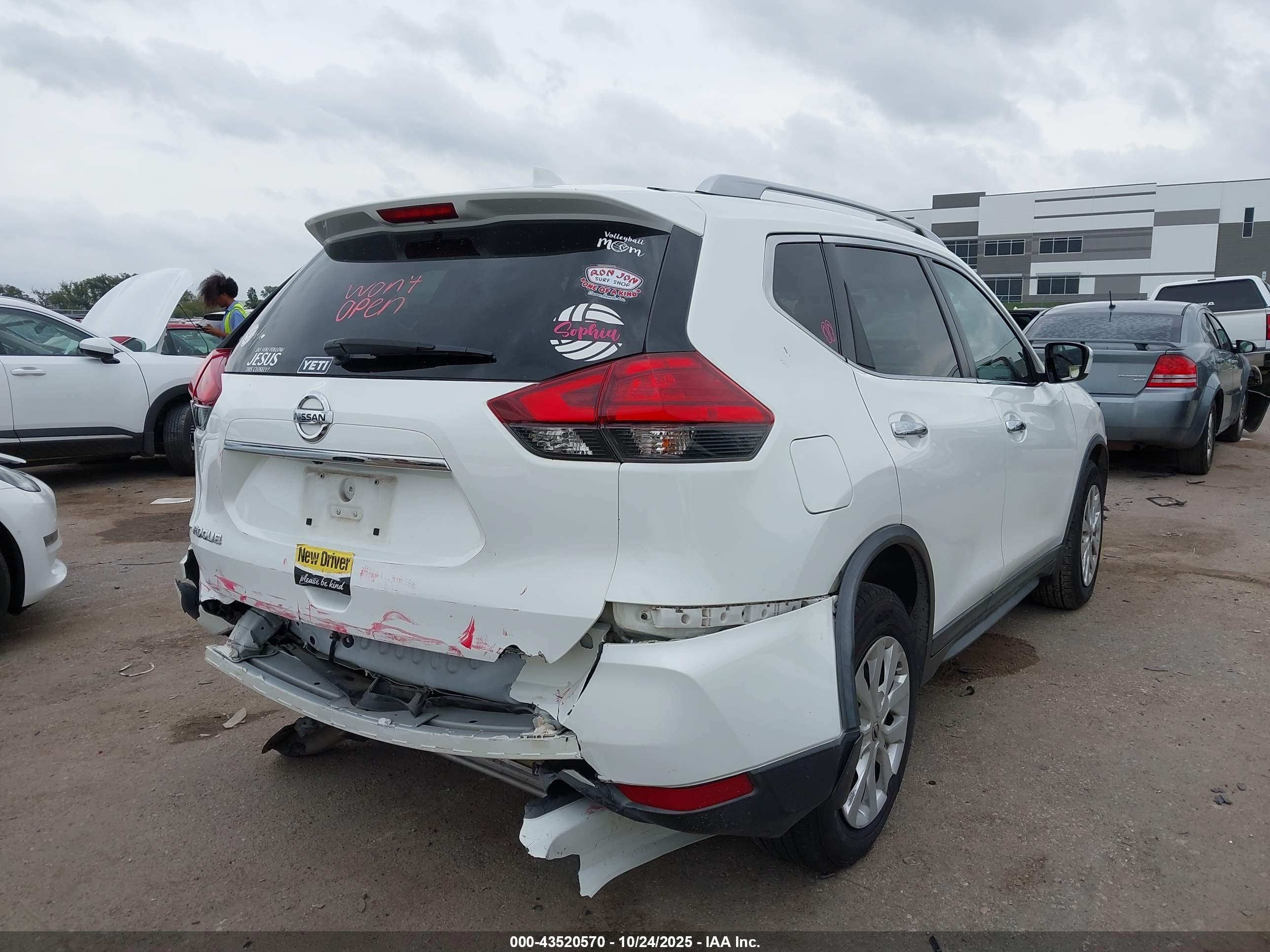 NISSAN ROGUE image 4