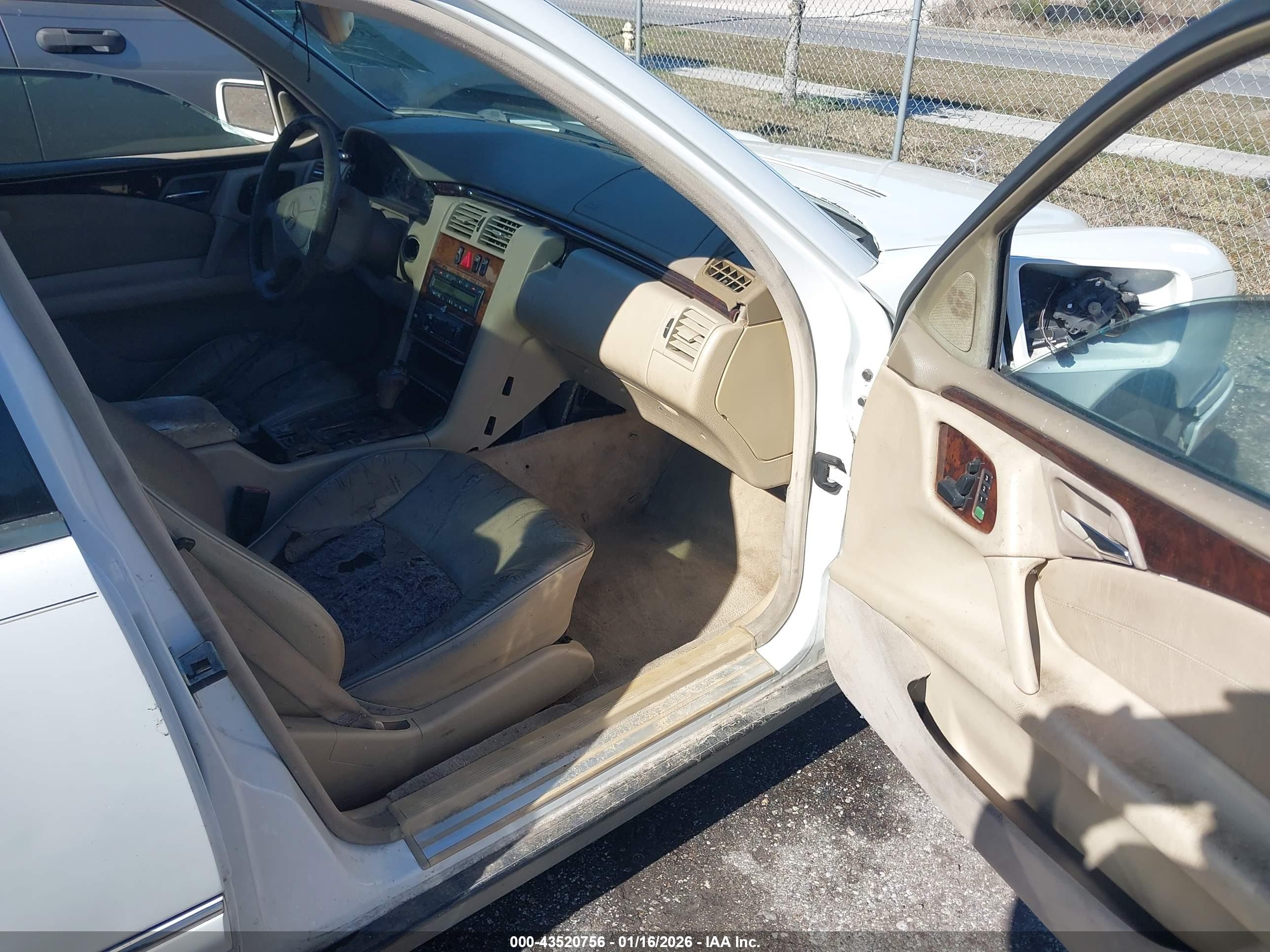 MERCEDES-BENZ E image 5