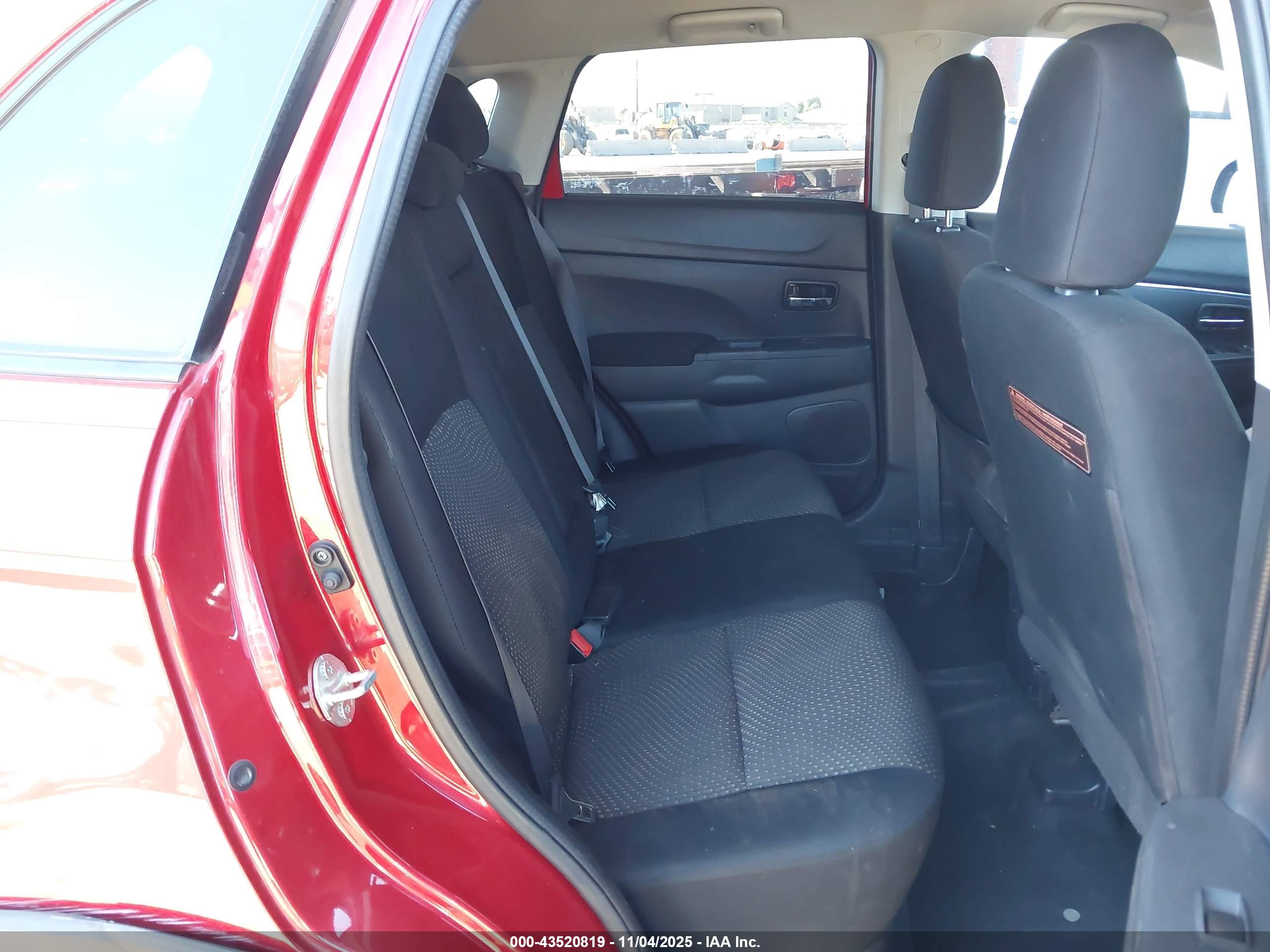 MITSUBISHI OUTLANDER image 8
