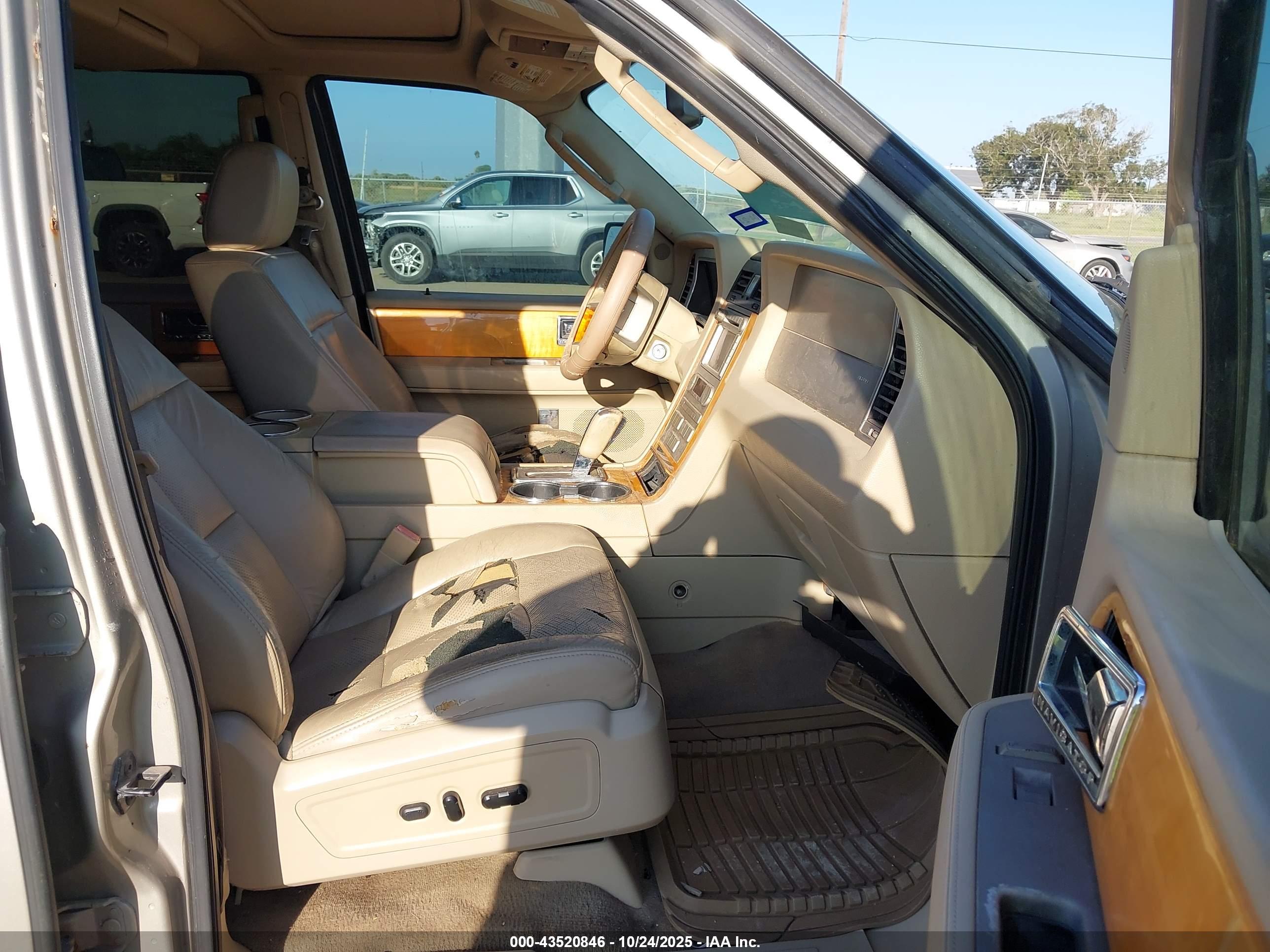 LINCOLN NAVIGATOR image 5