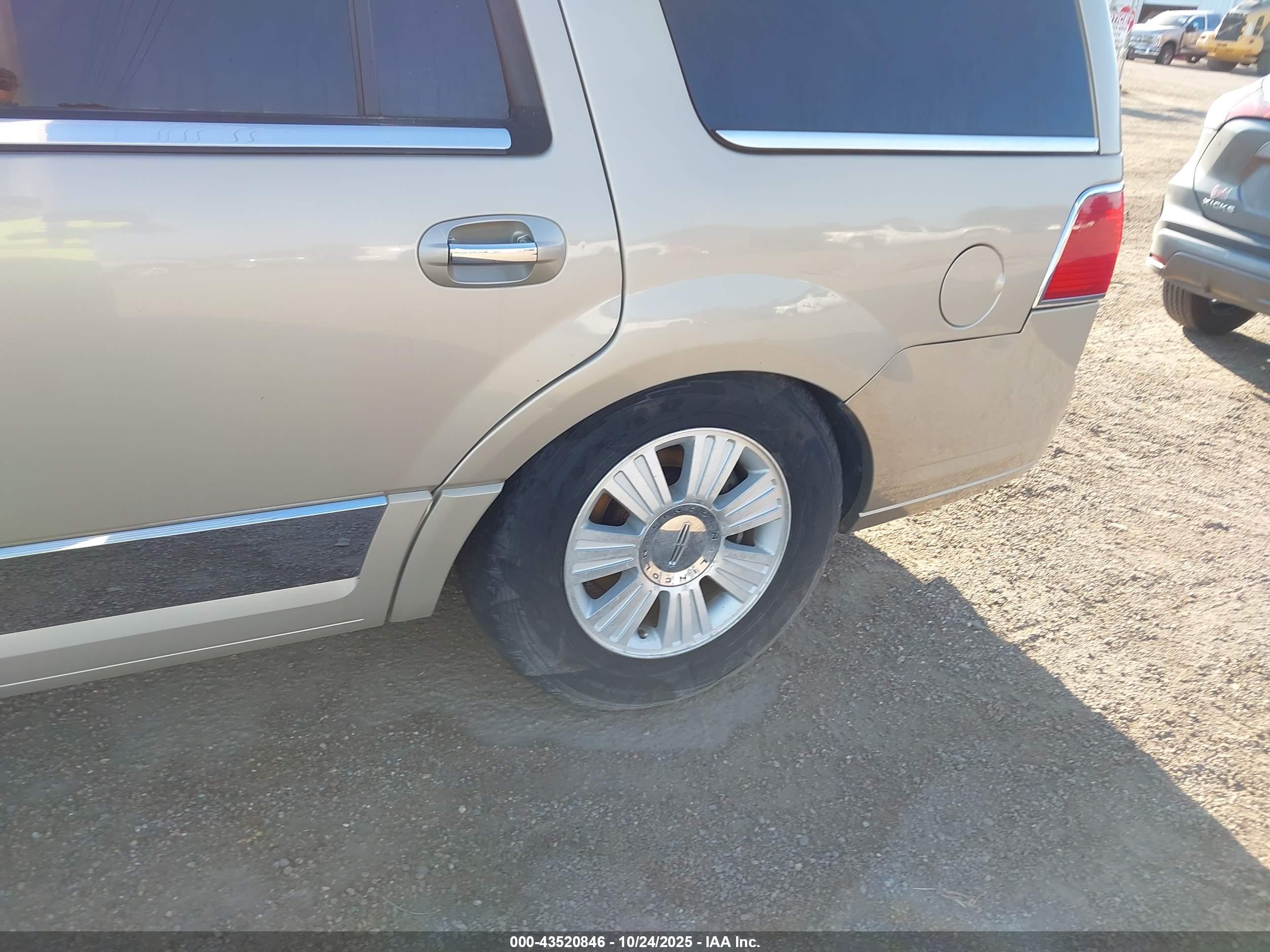 LINCOLN NAVIGATOR image 6