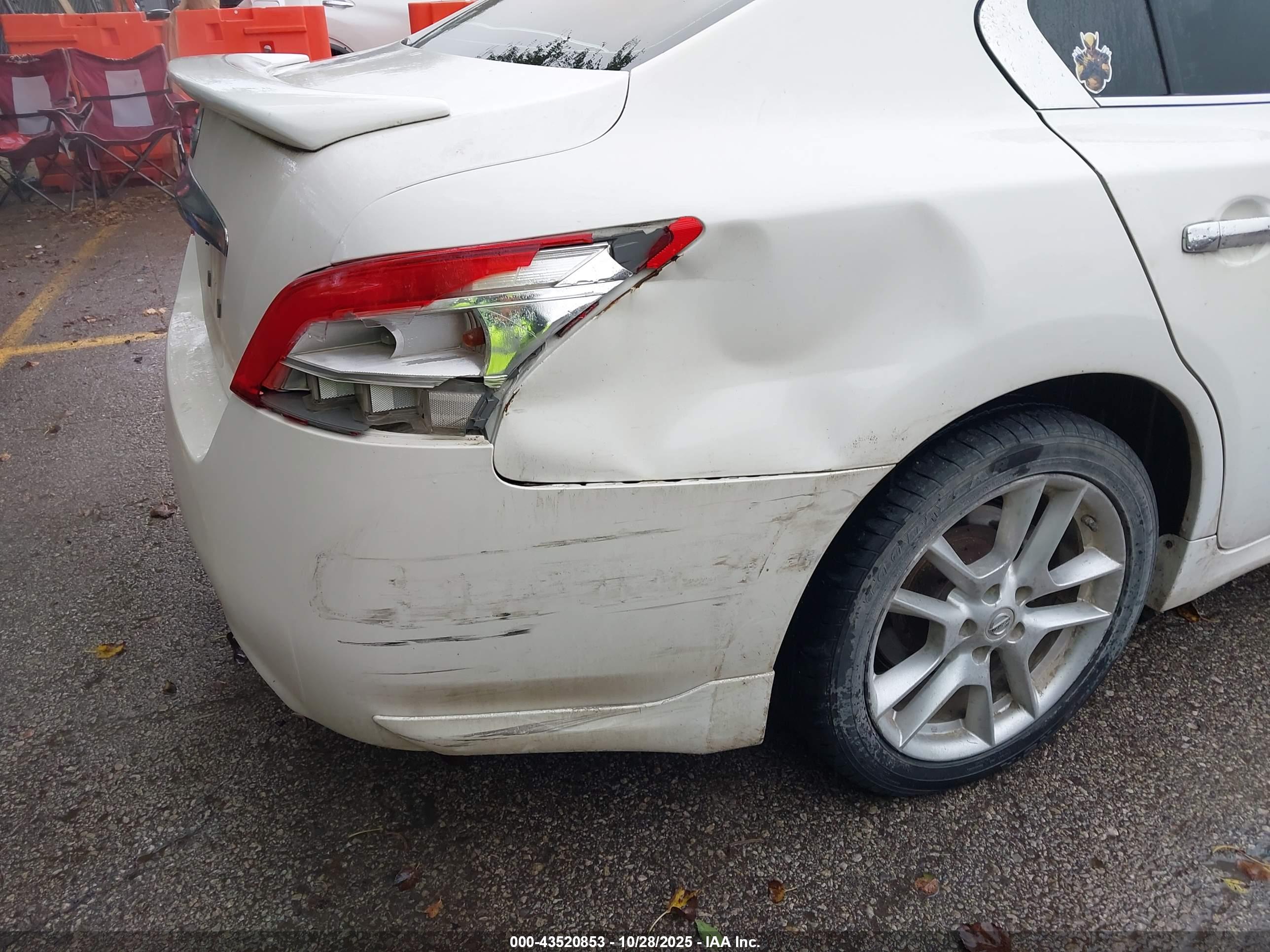 NISSAN MAXIMA image 6