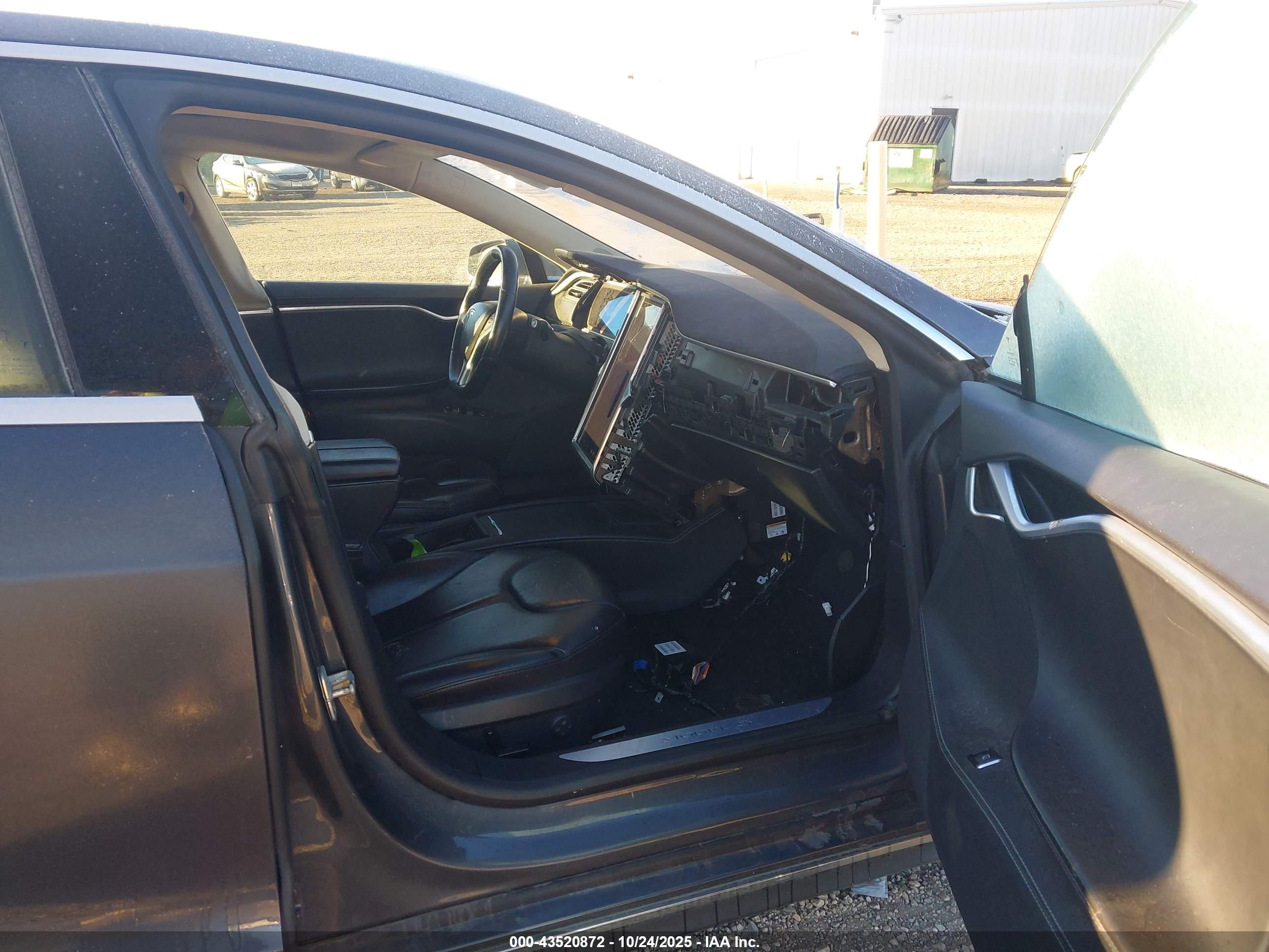 TESLA MODEL image 5