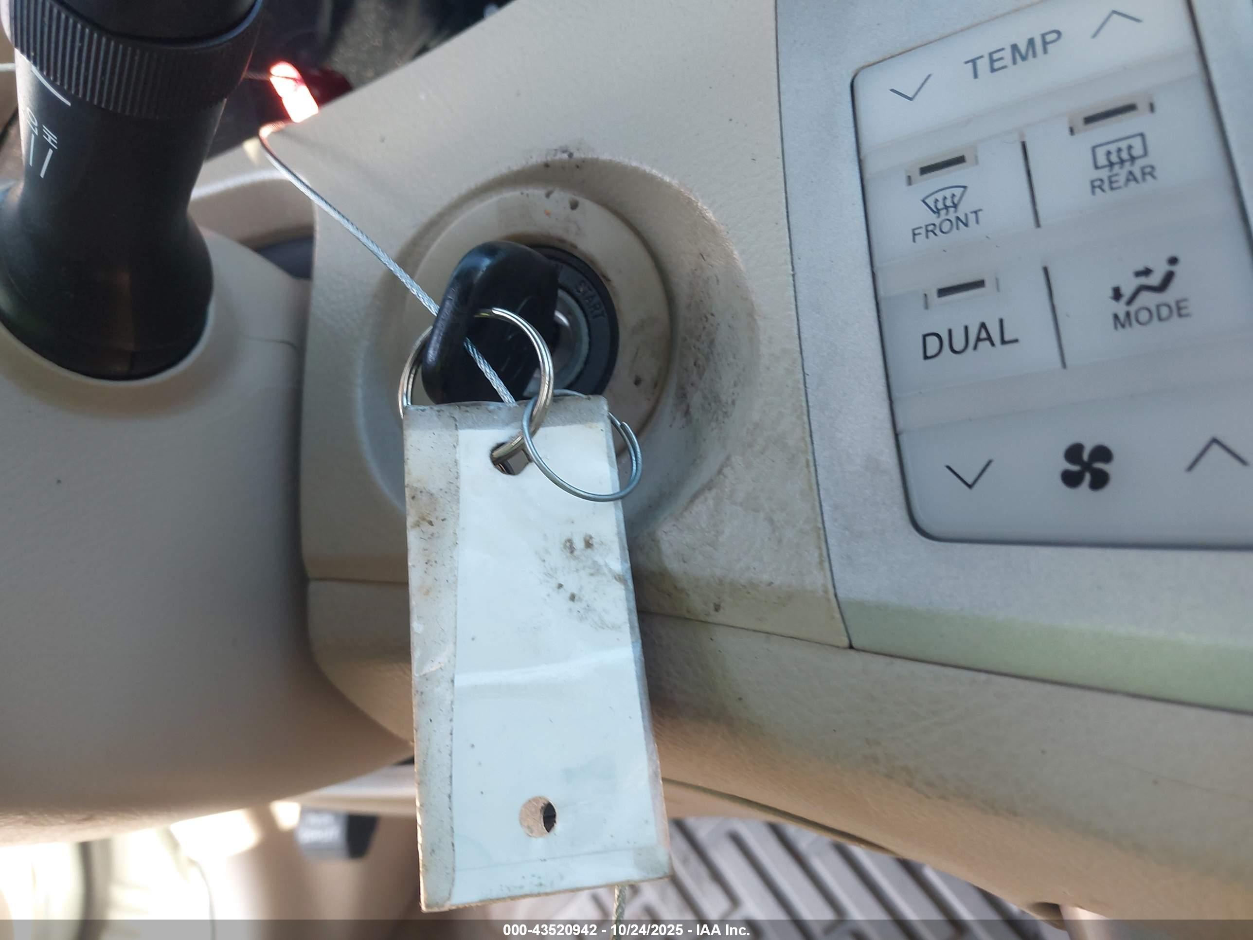 TOYOTA AVALON image 11