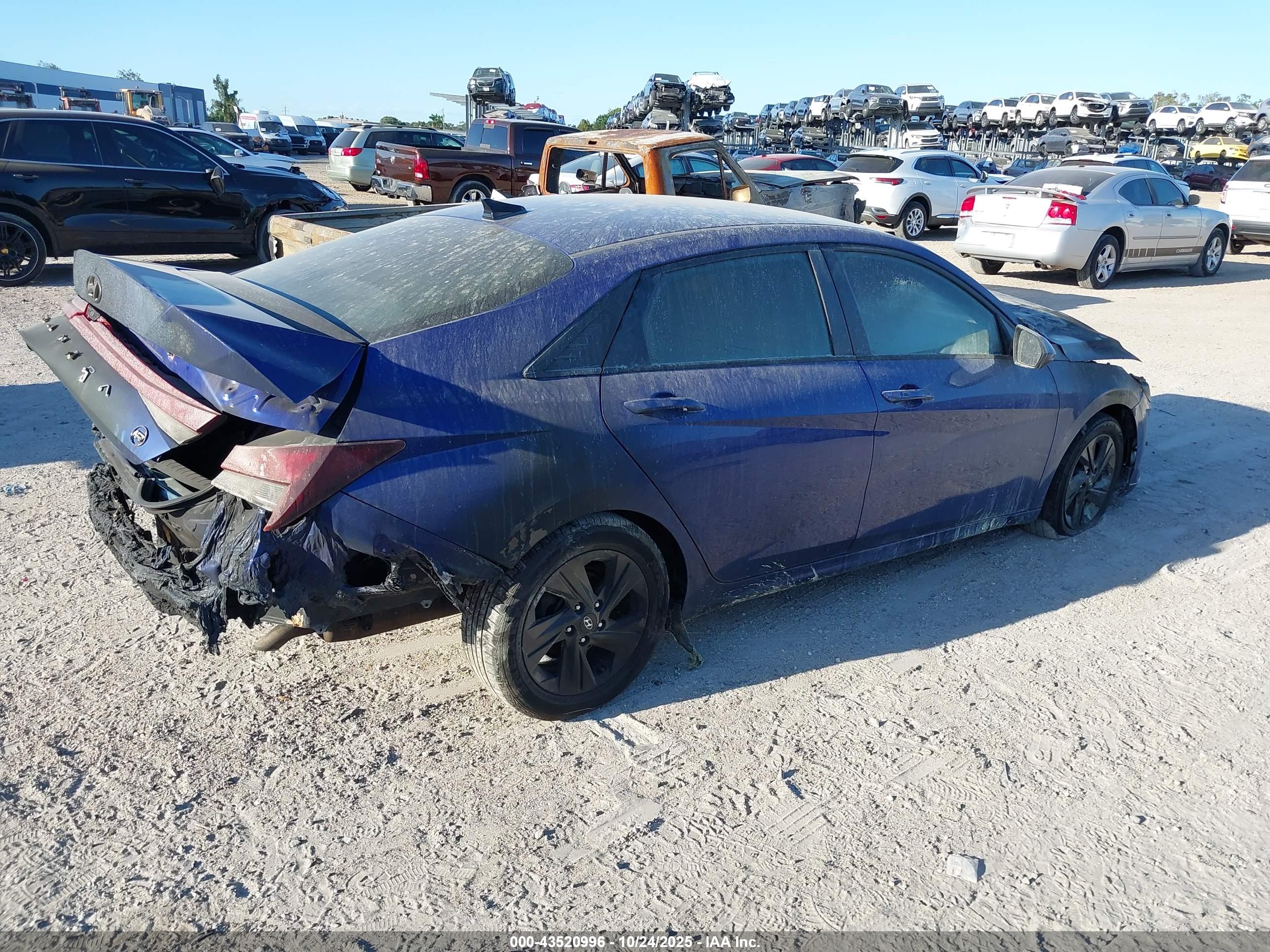 HYUNDAI ELANTRA image 4
