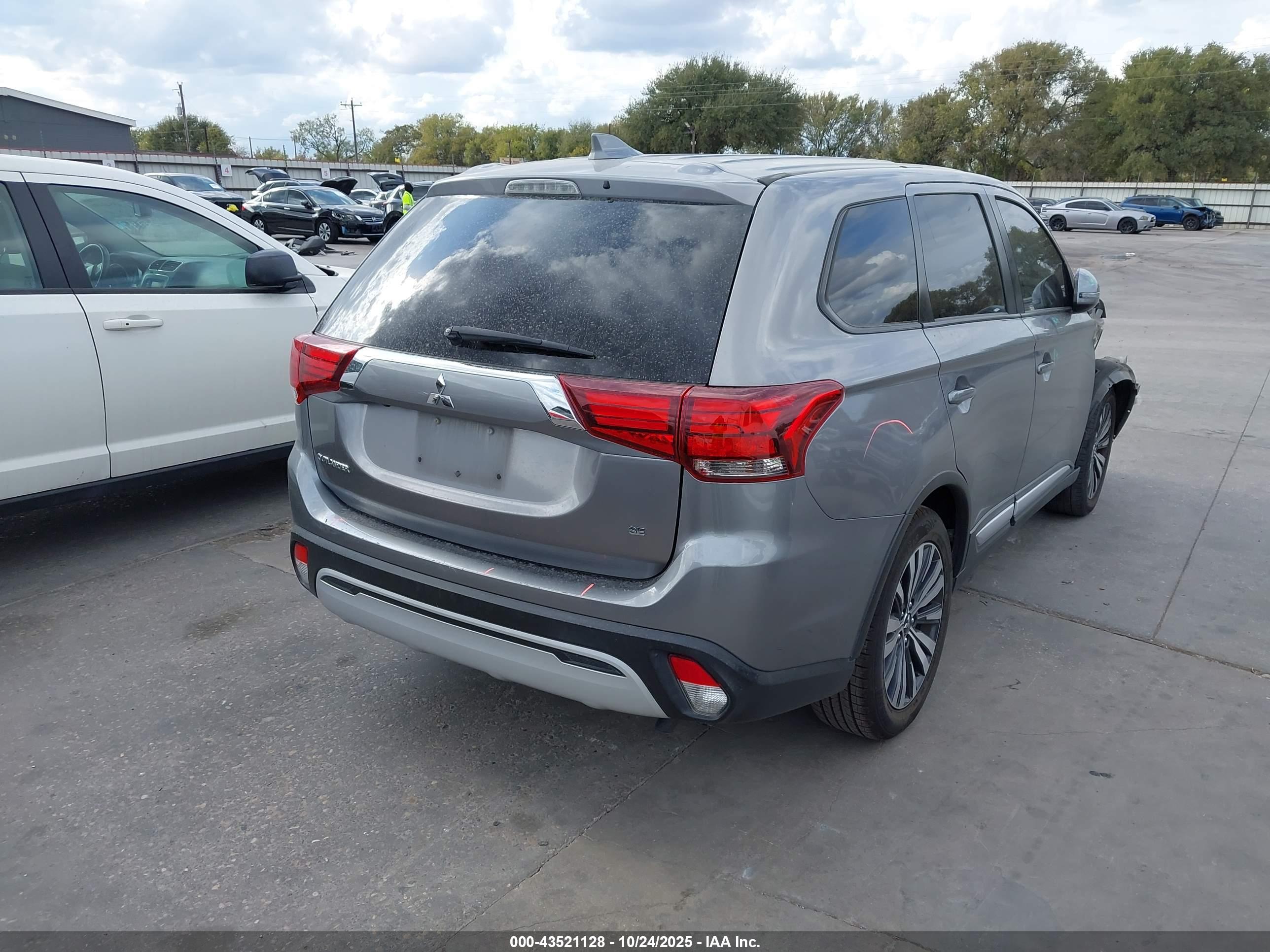 MITSUBISHI OUTLANDER image 4