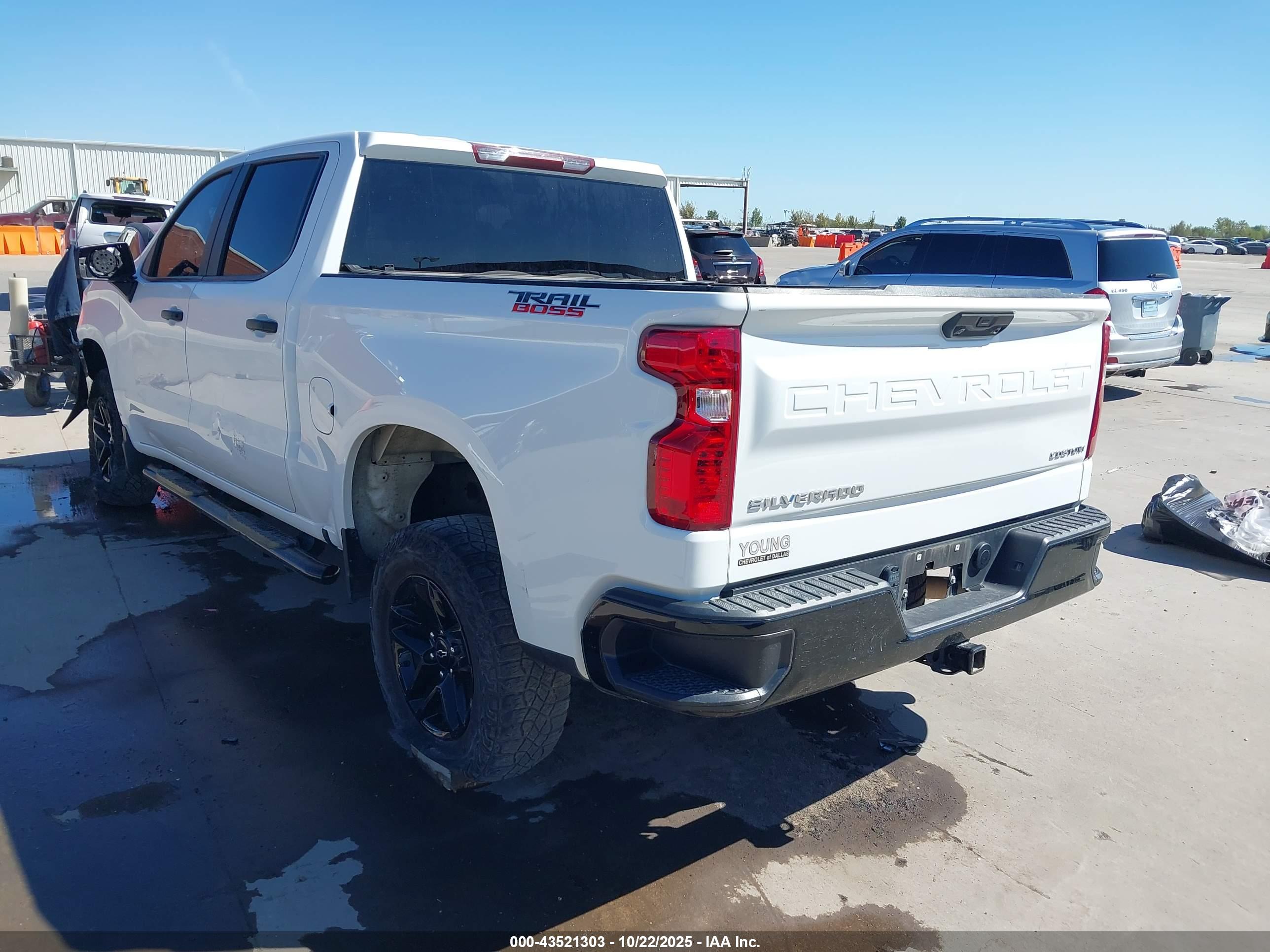 CHEVROLET SILVERADO image 3