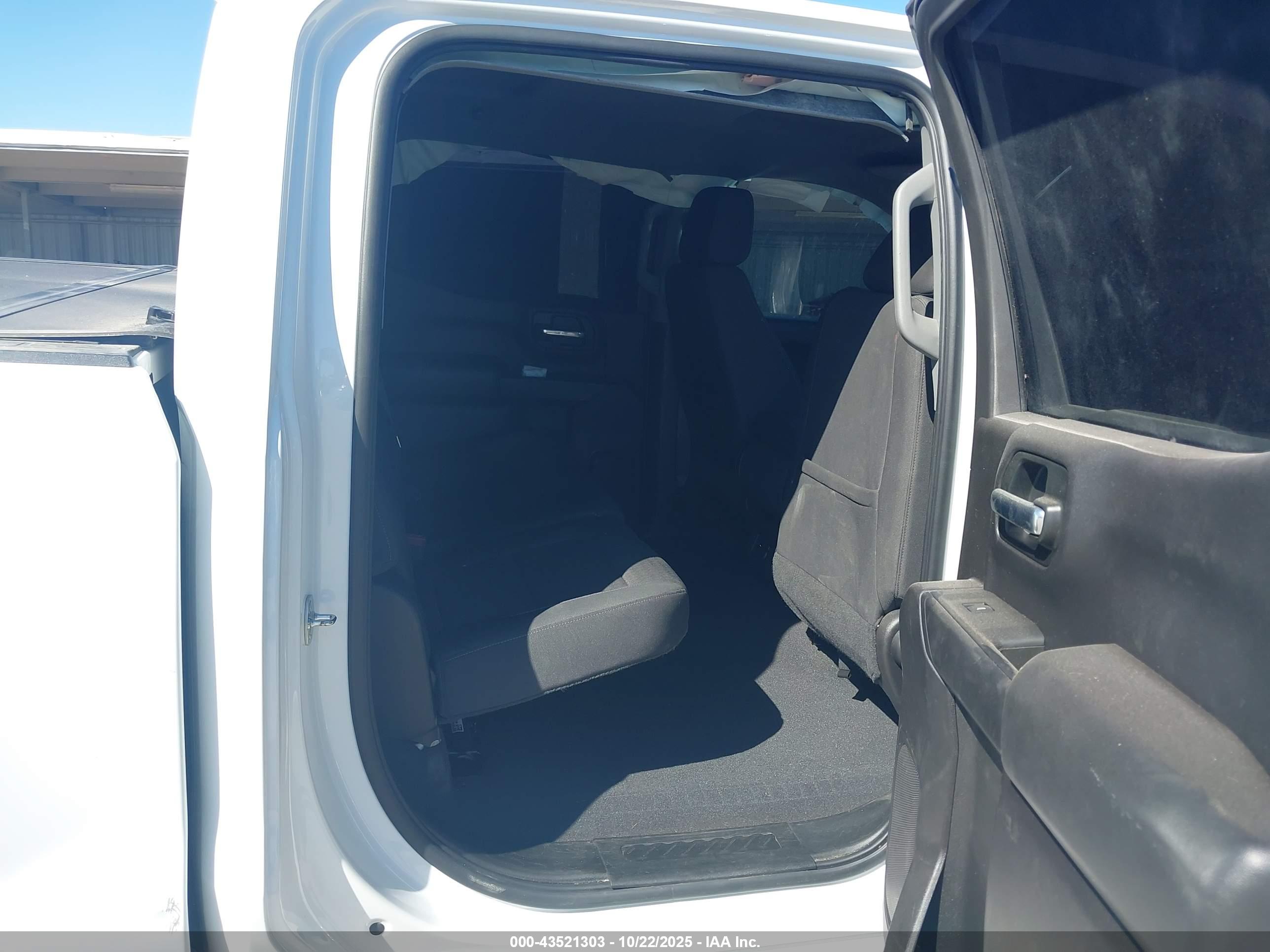 CHEVROLET SILVERADO image 8