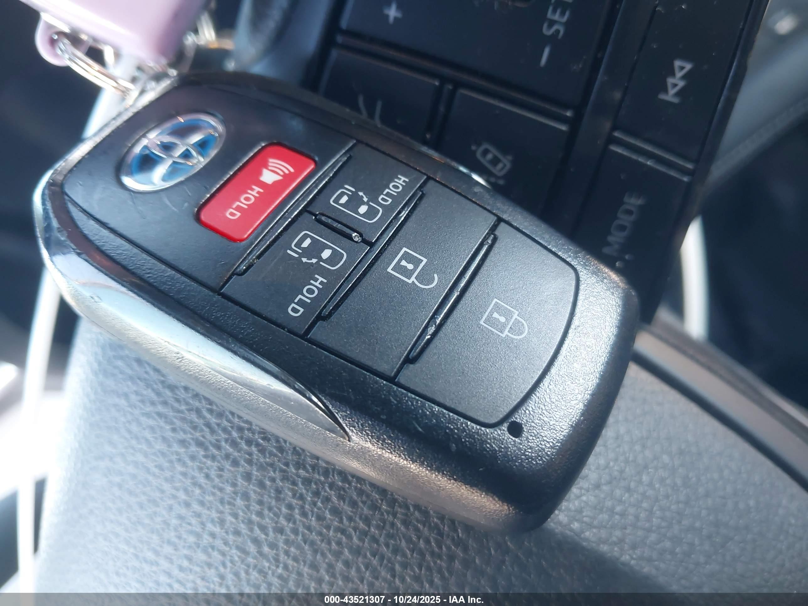 TOYOTA SIENNA image 11
