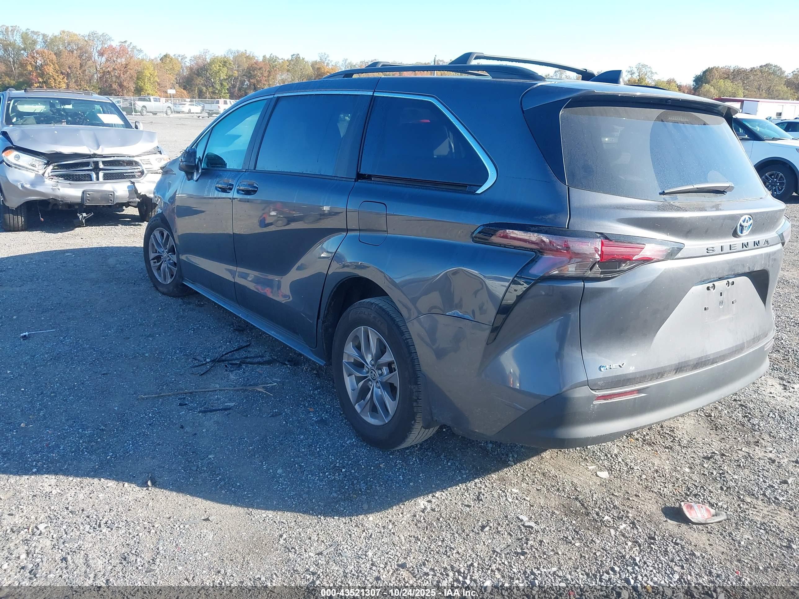 TOYOTA SIENNA image 3