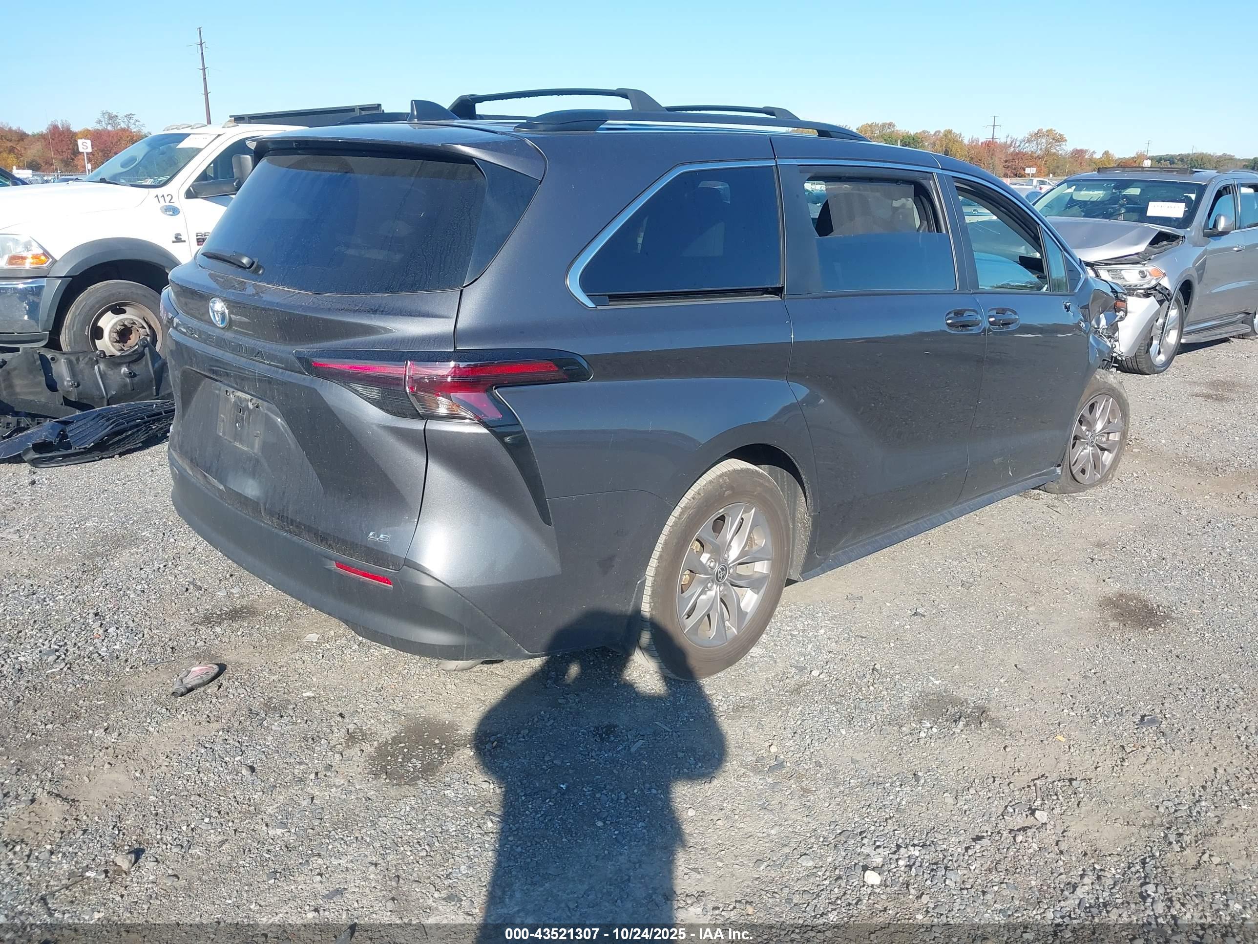 TOYOTA SIENNA image 4
