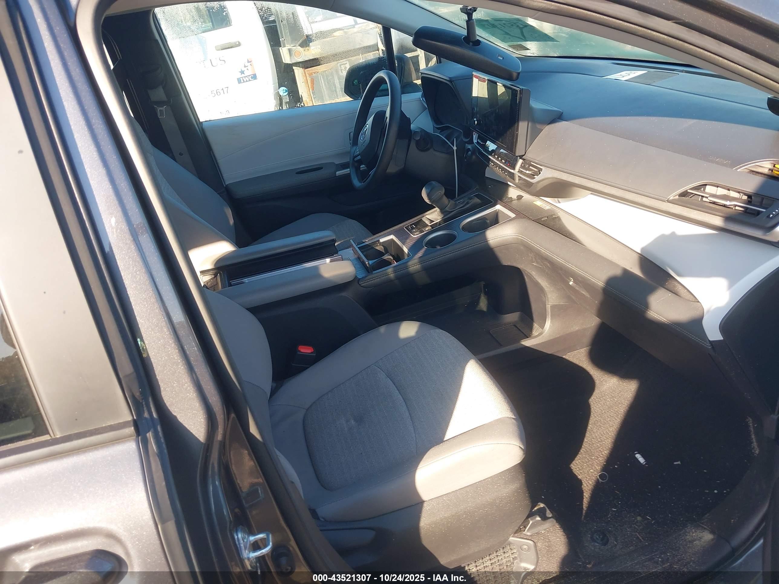 TOYOTA SIENNA image 5