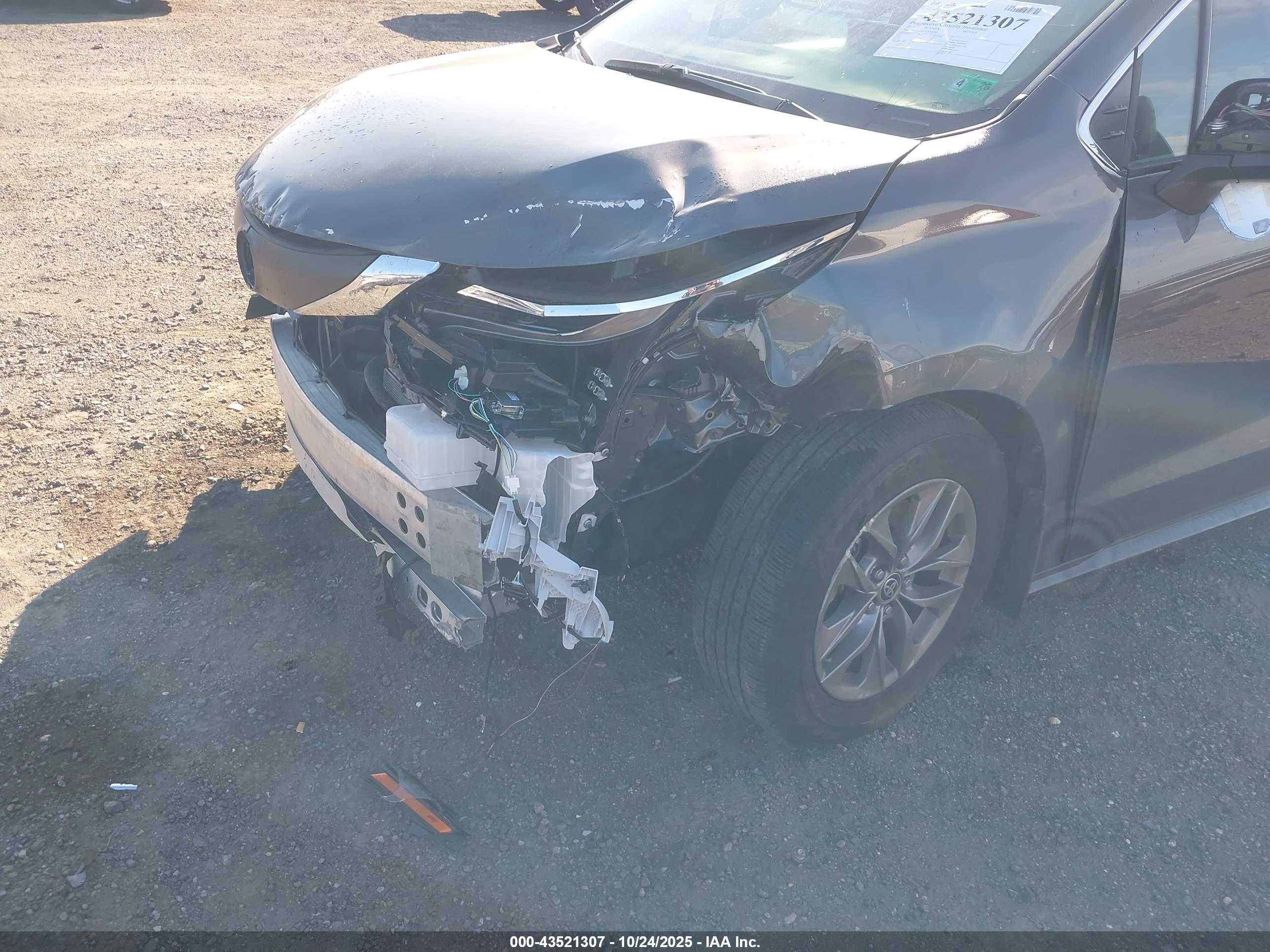 TOYOTA SIENNA image 6
