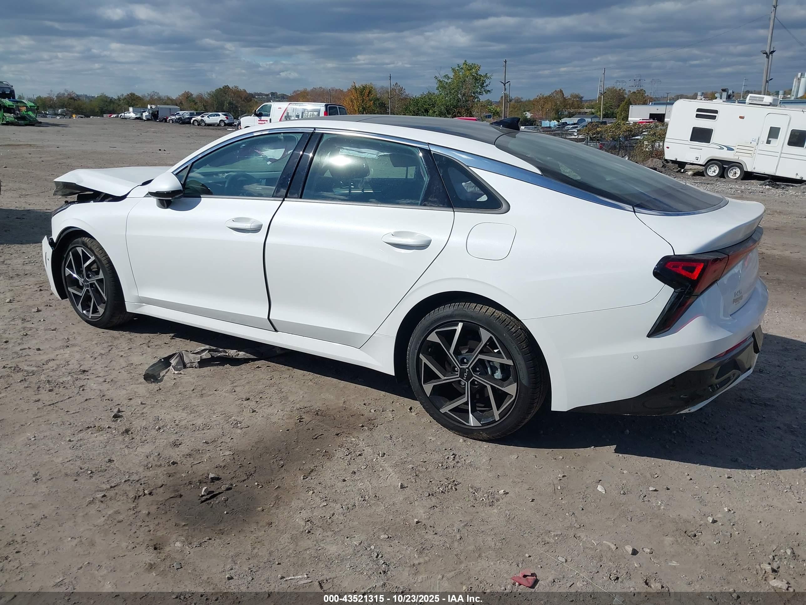 KIA K5 image 3