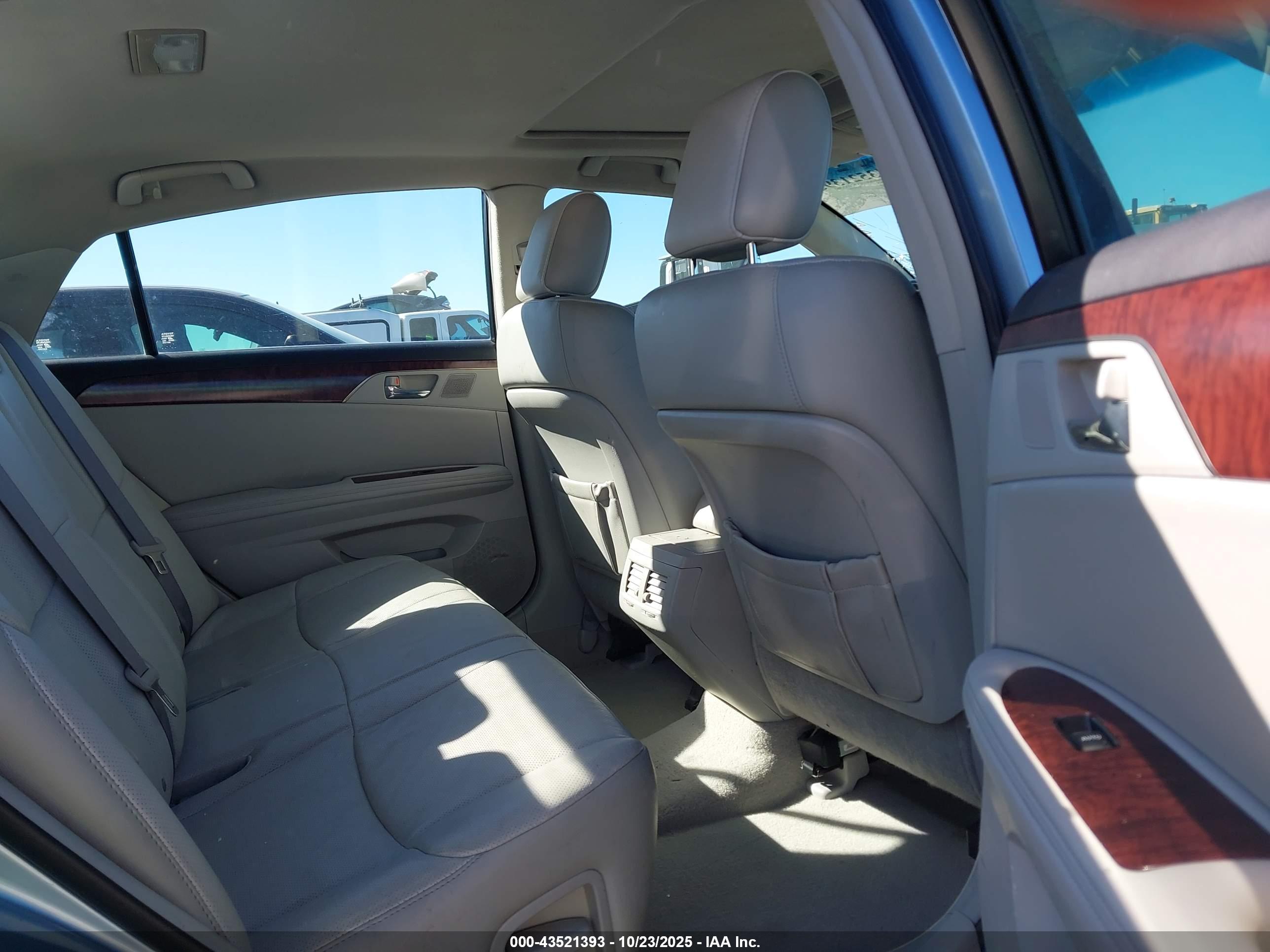 TOYOTA AVALON image 8