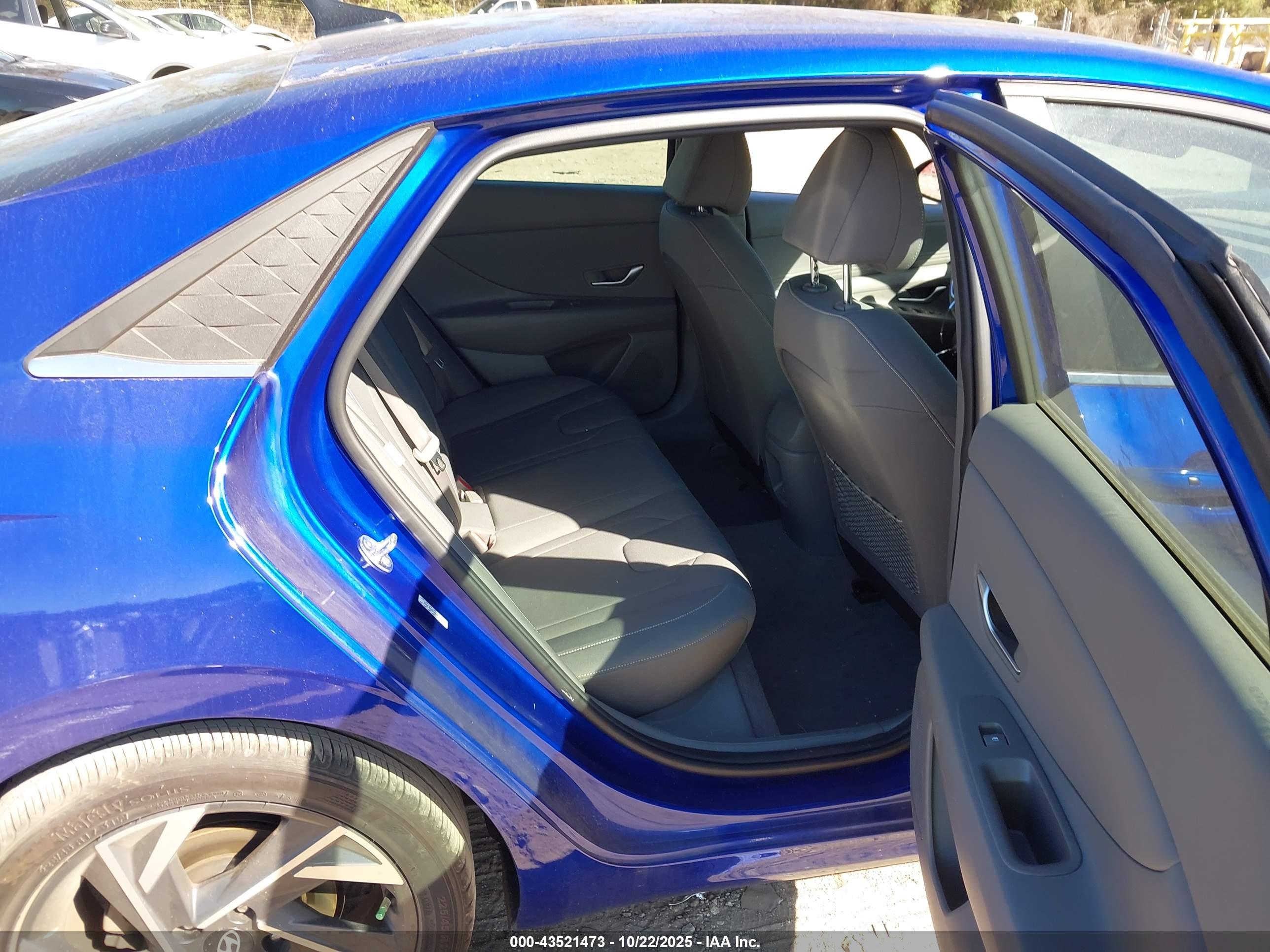 HYUNDAI ELANTRA image 8