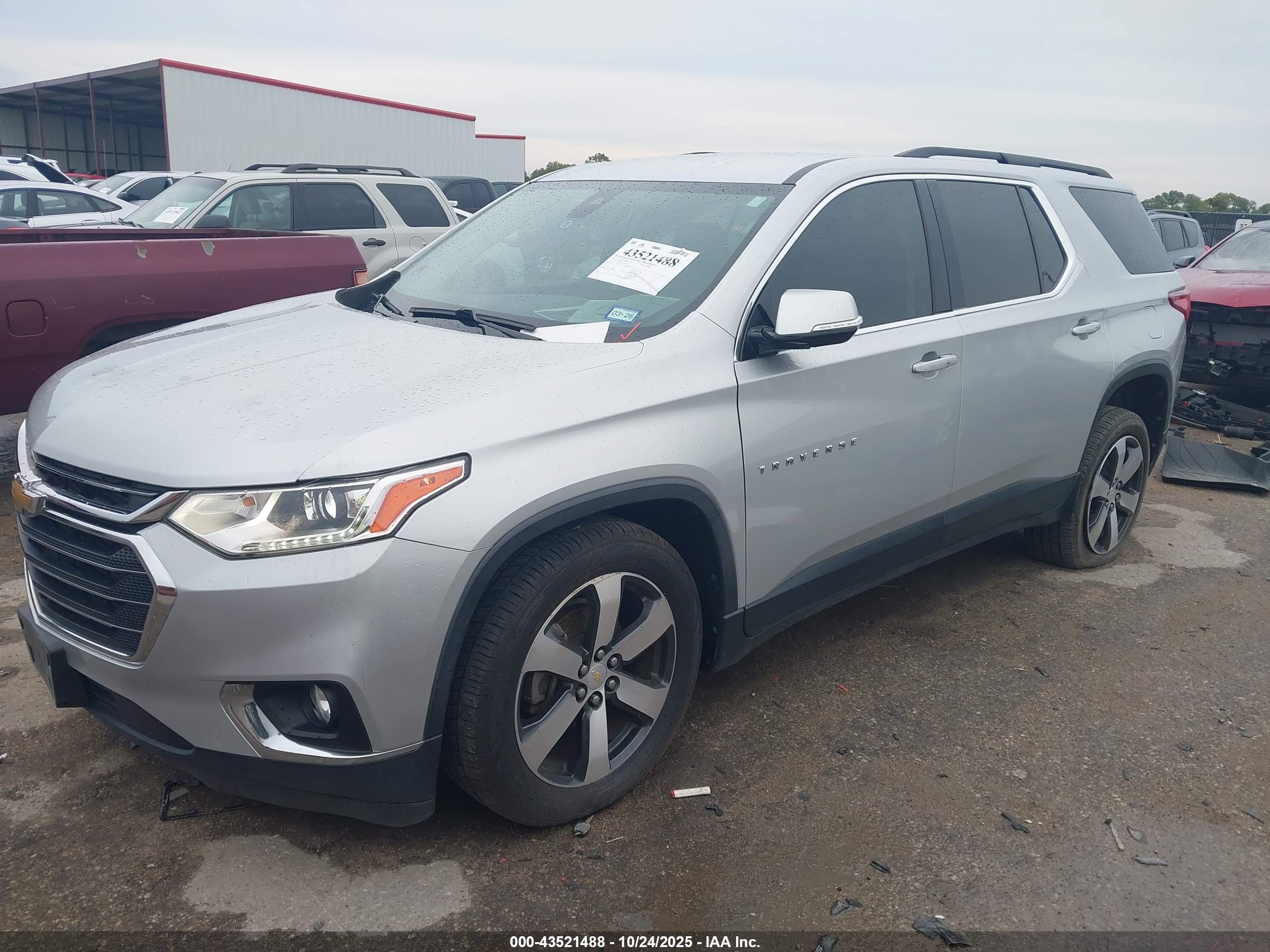 CHEVROLET TRAVERSE image 2