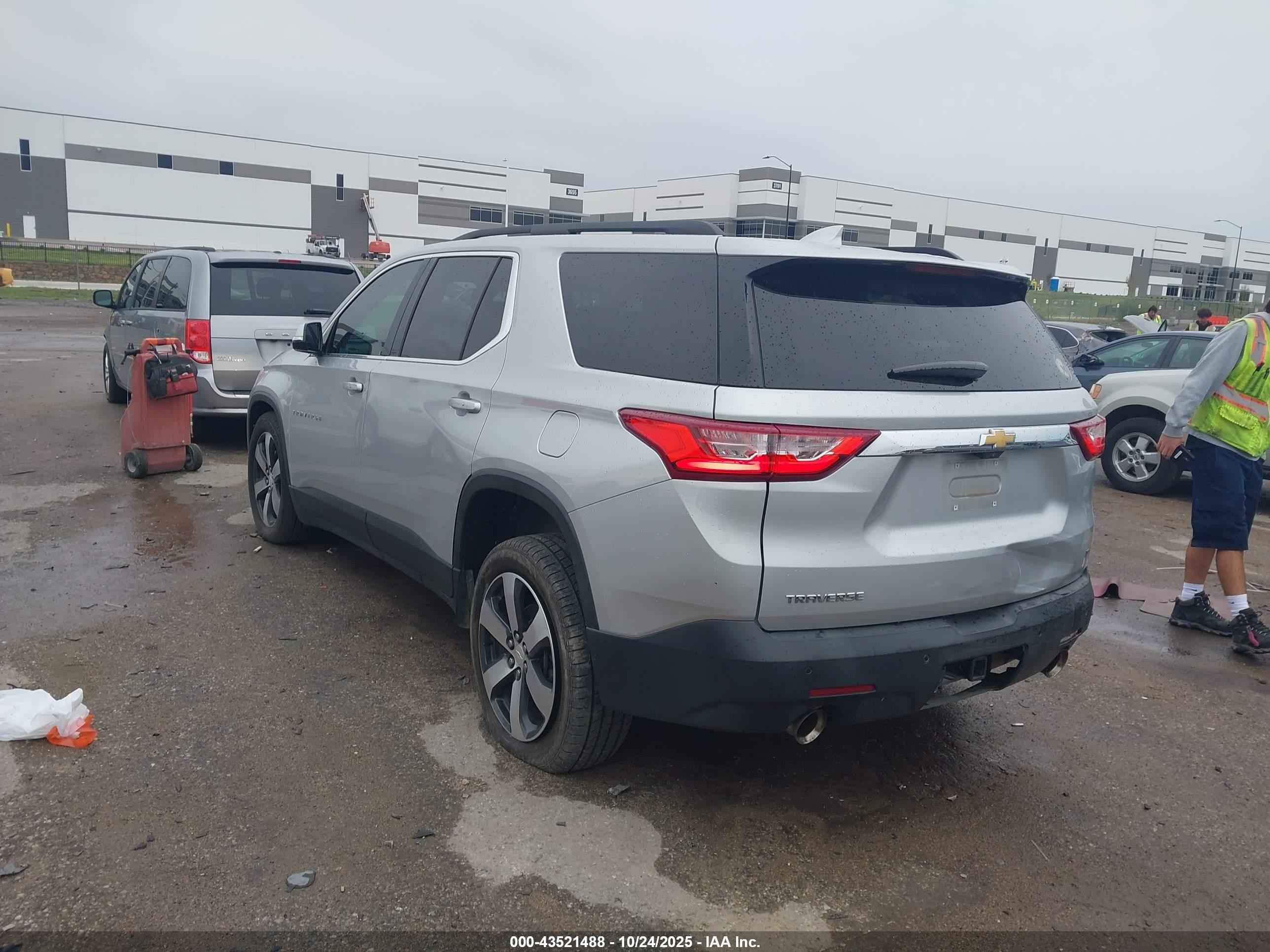 CHEVROLET TRAVERSE image 3