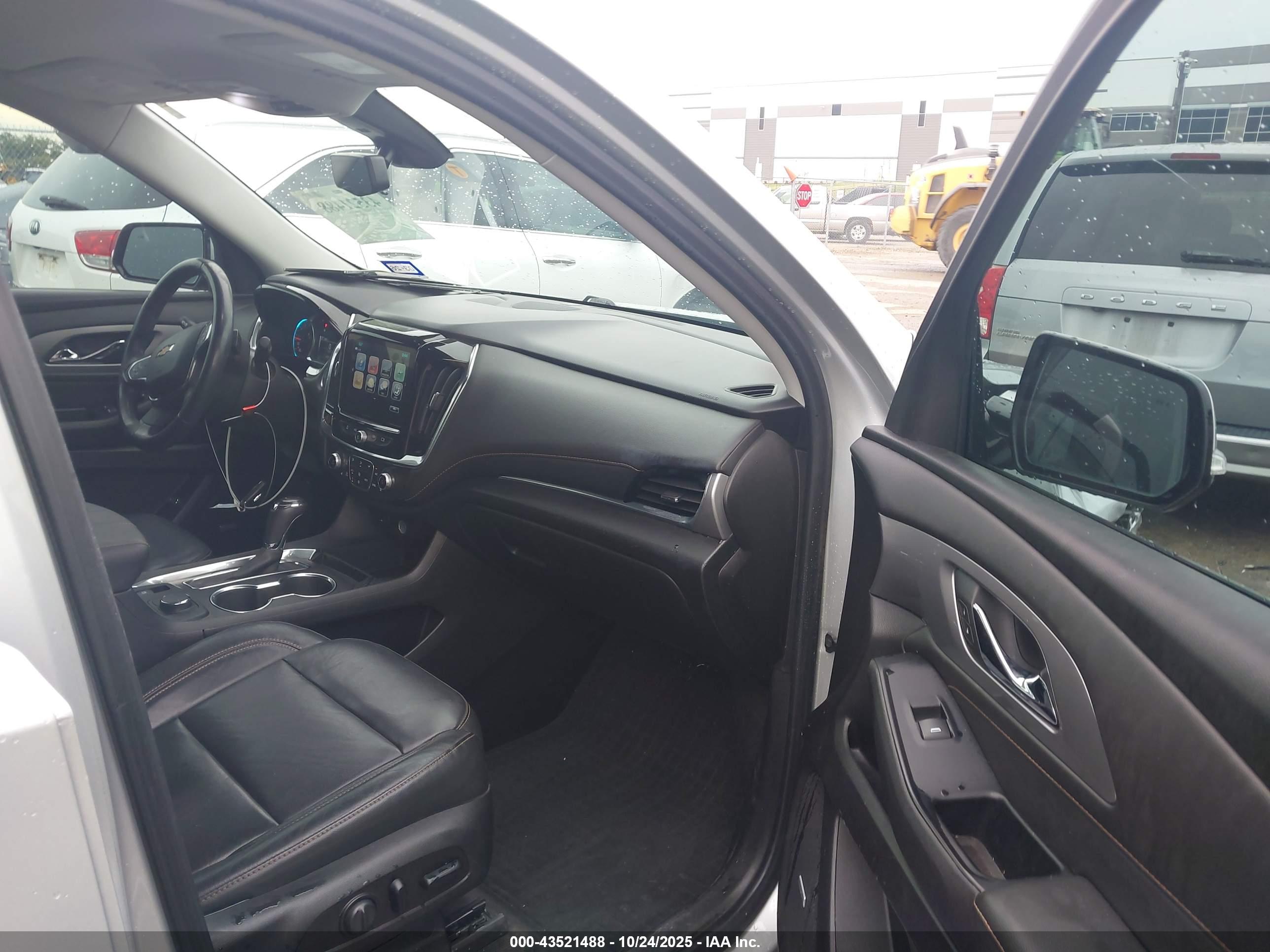 CHEVROLET TRAVERSE image 5