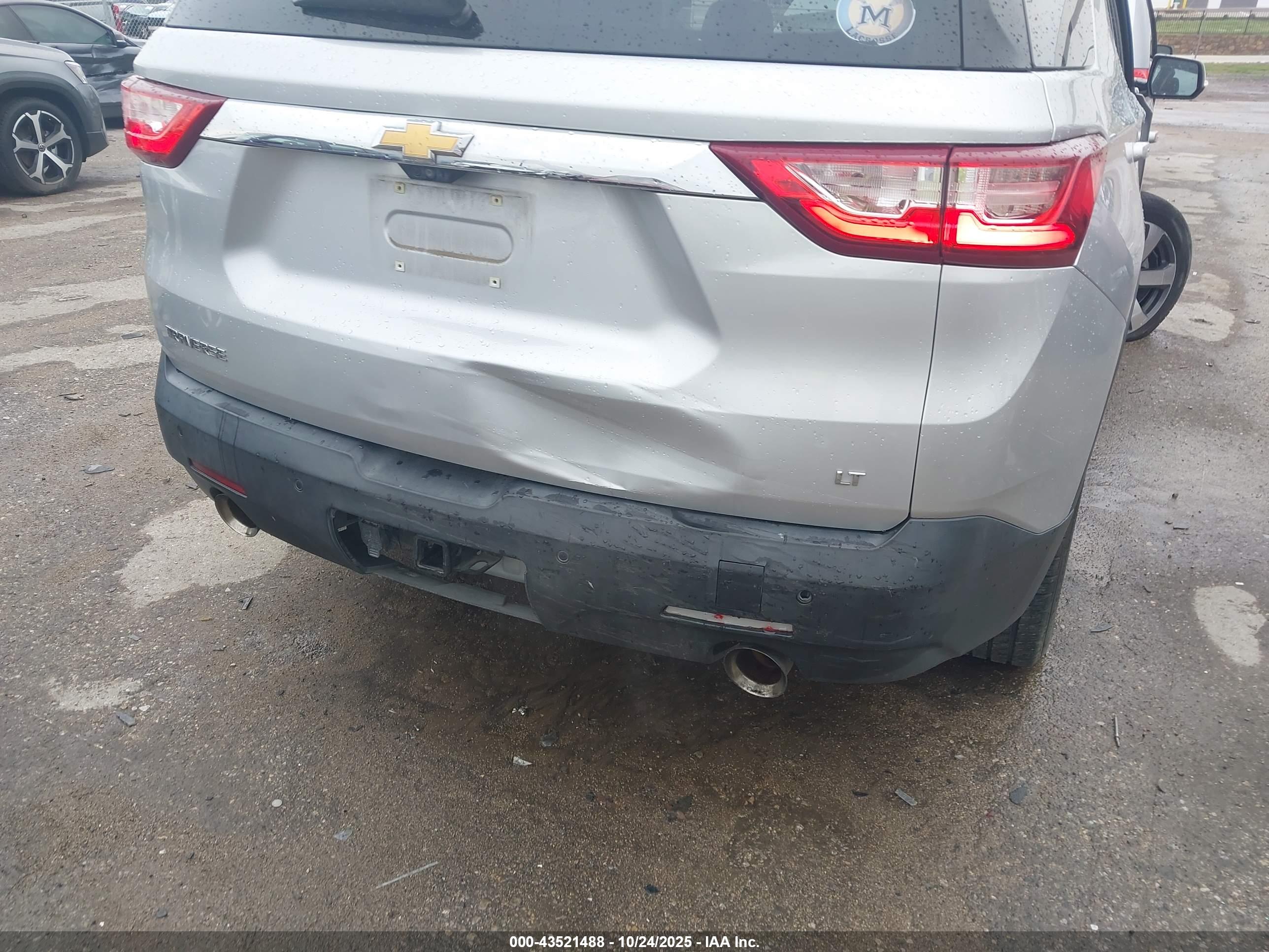 CHEVROLET TRAVERSE image 6