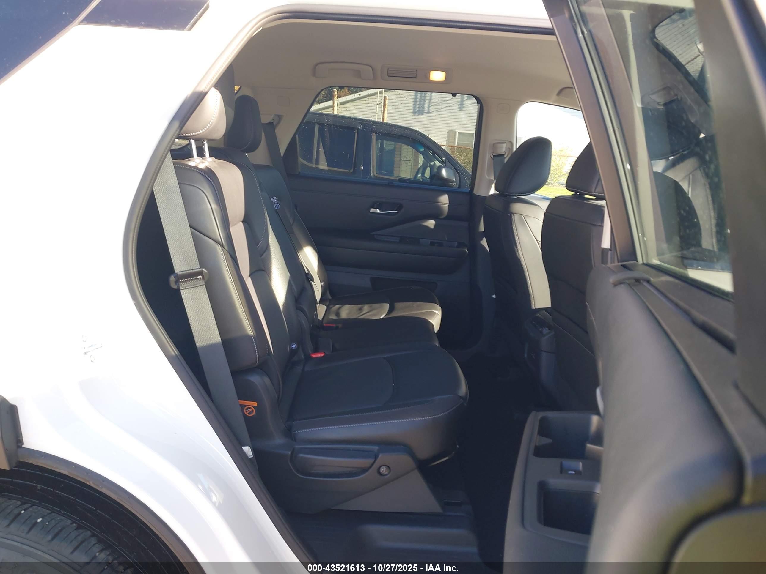 NISSAN PATHFINDER image 8