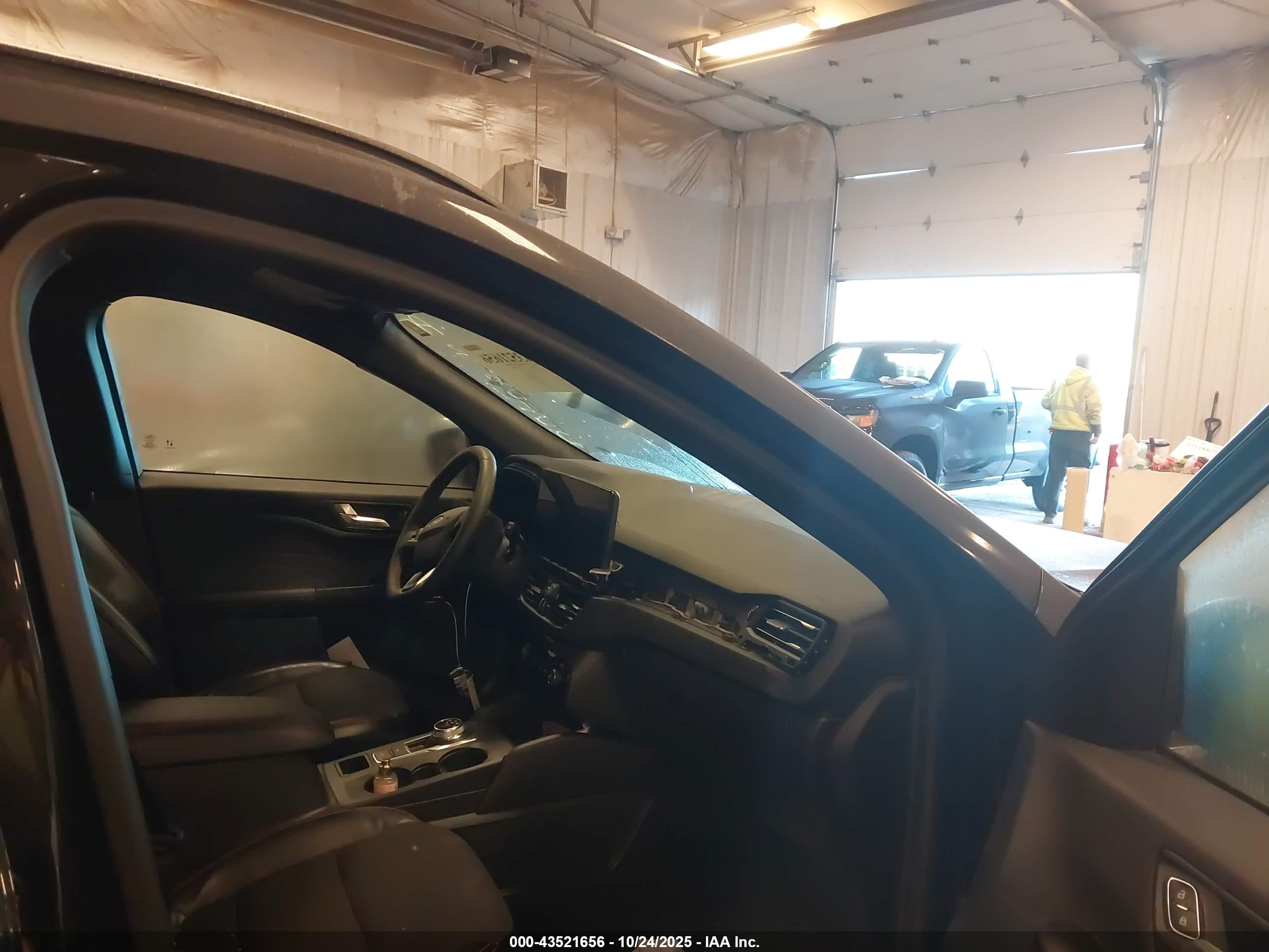 FORD ESCAPE image 5