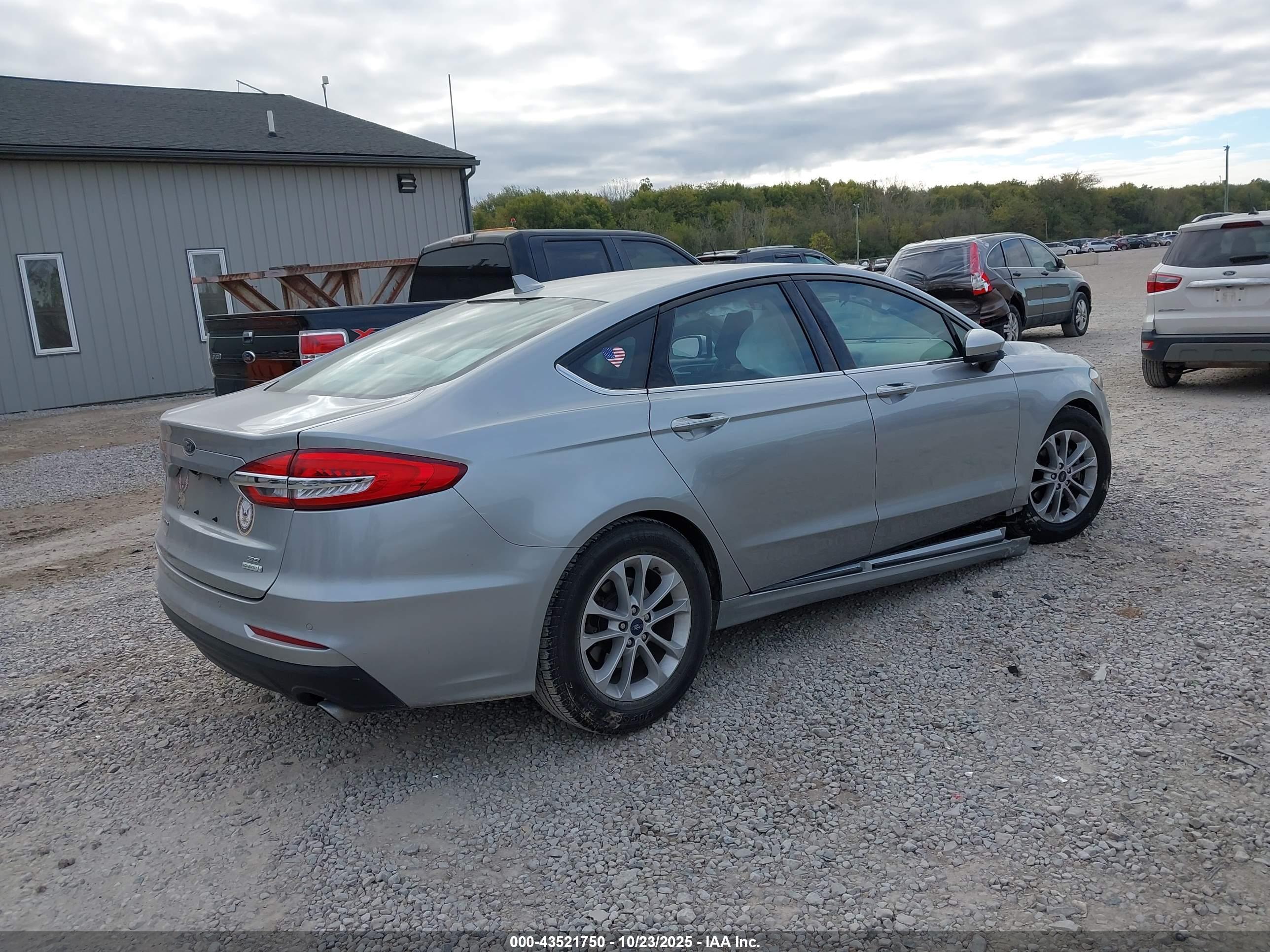 FORD FUSION image 4