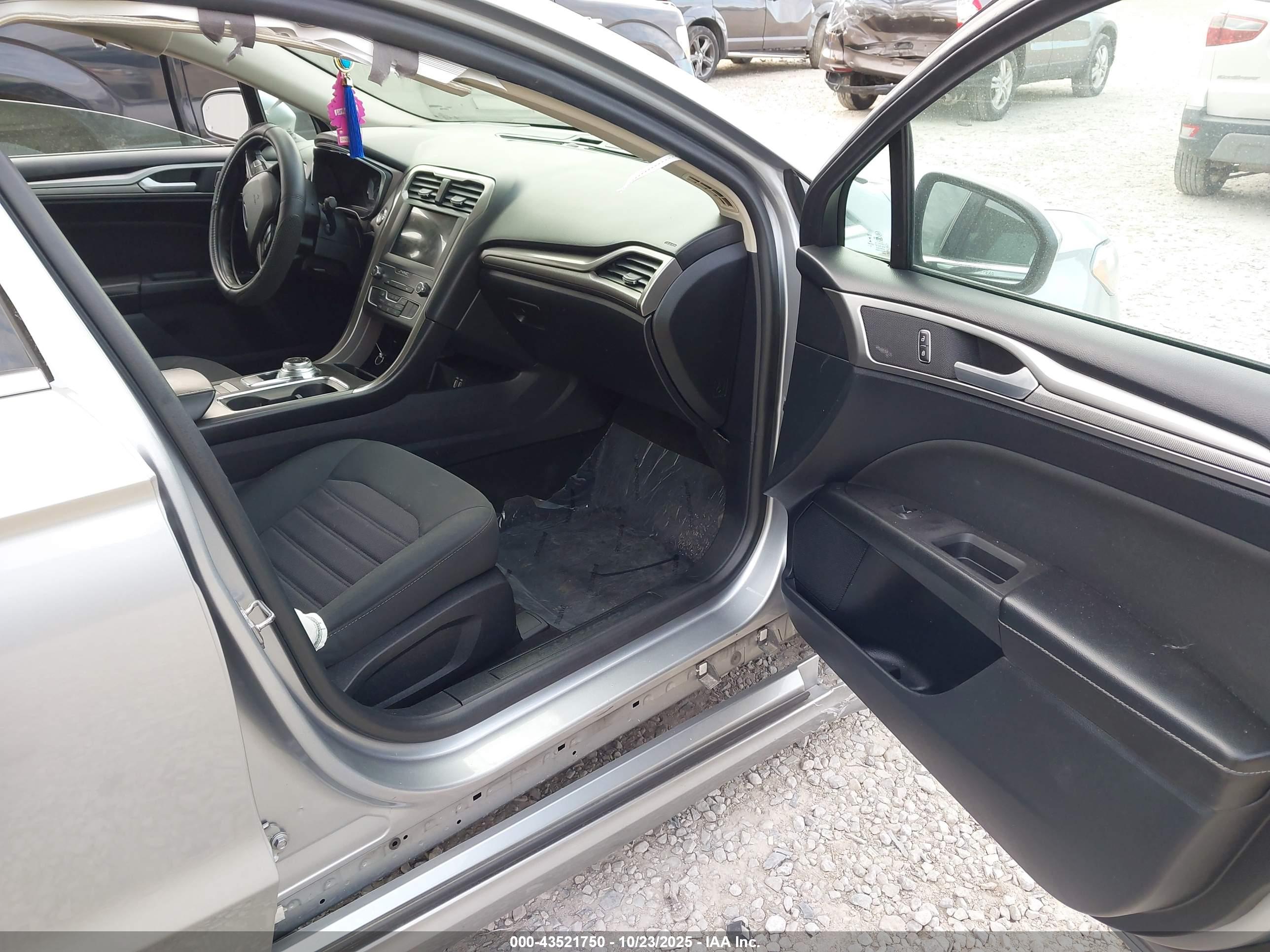 FORD FUSION image 5