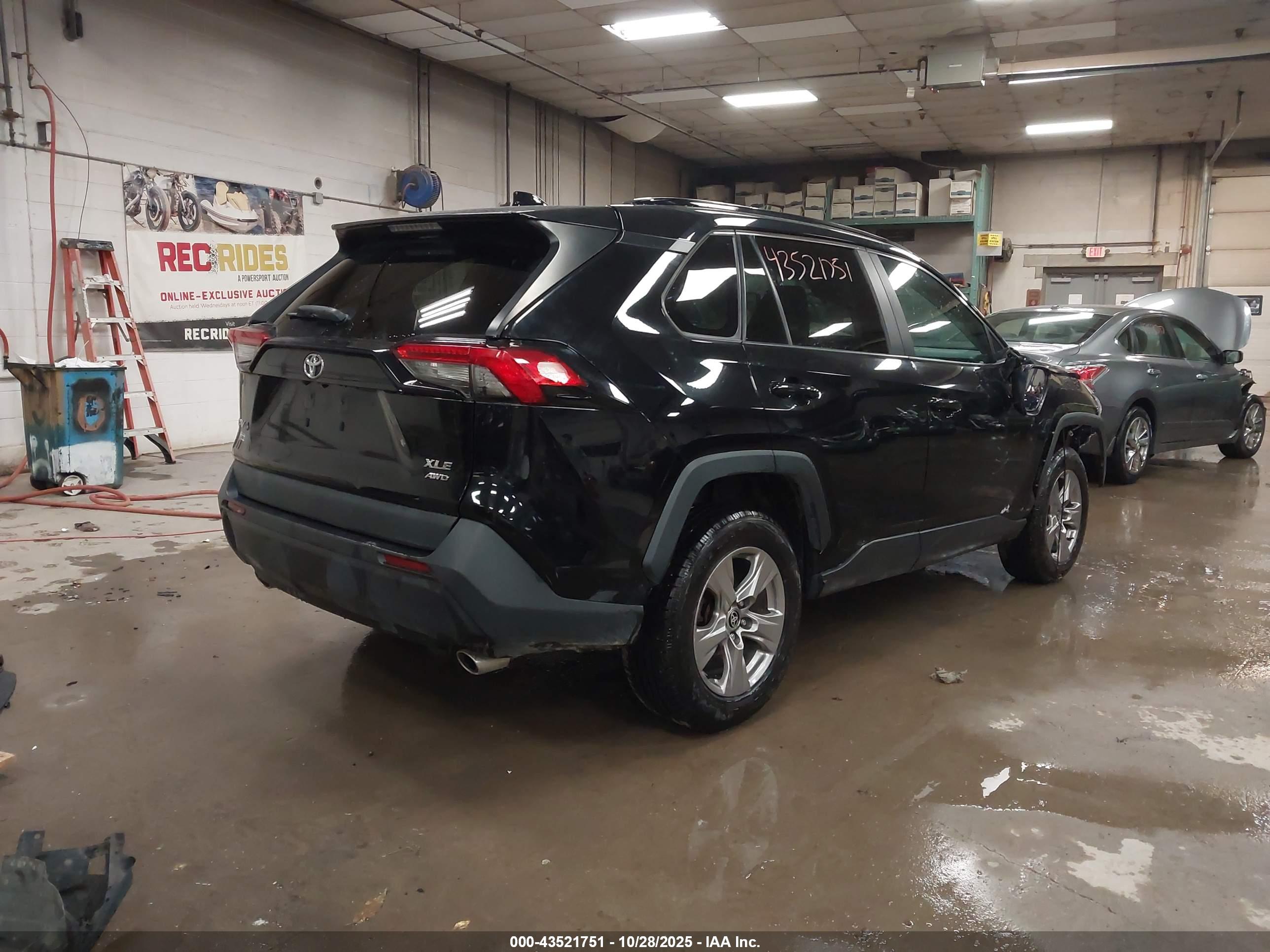 TOYOTA RAV4 image 4