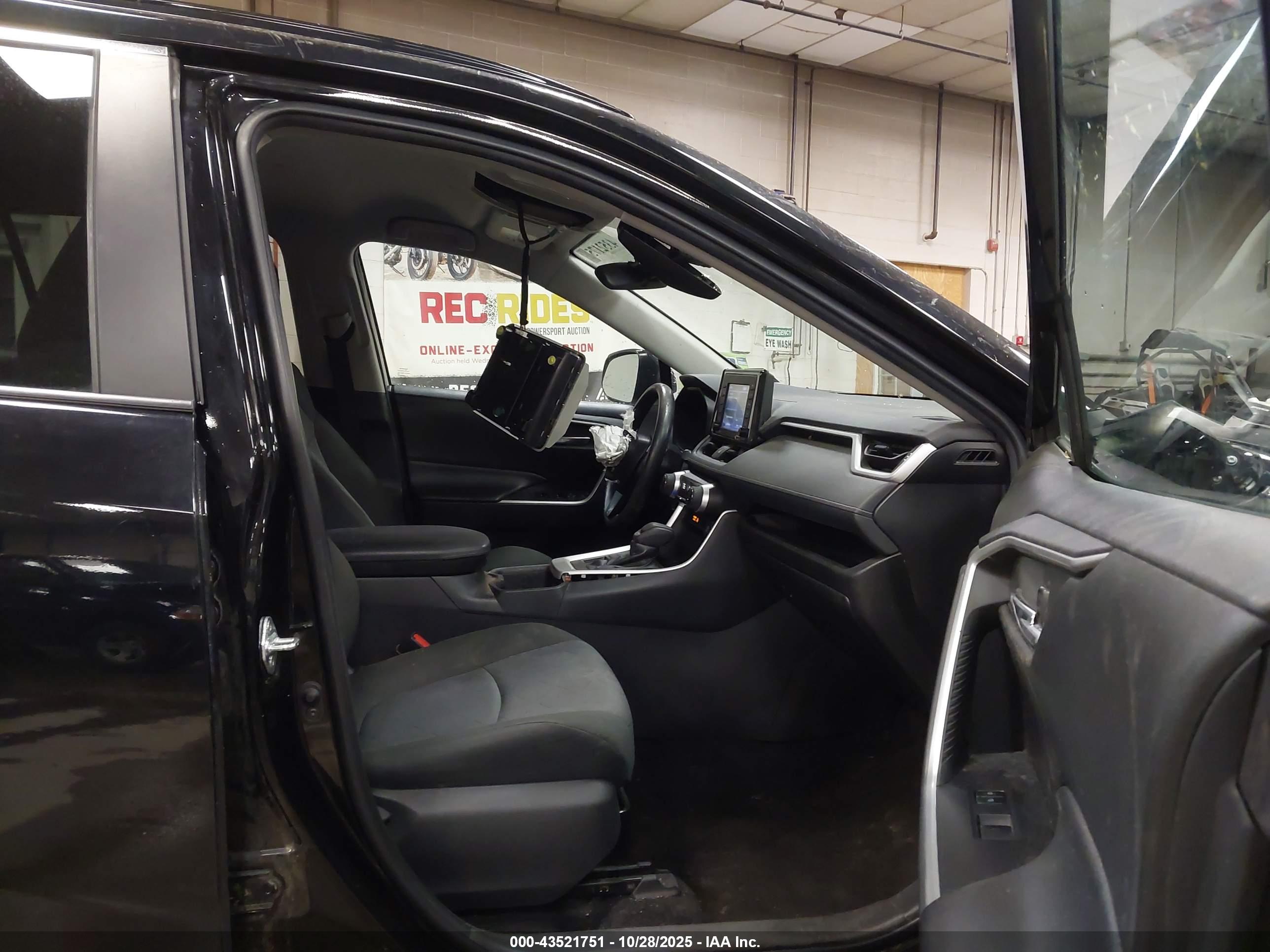 TOYOTA RAV4 image 5
