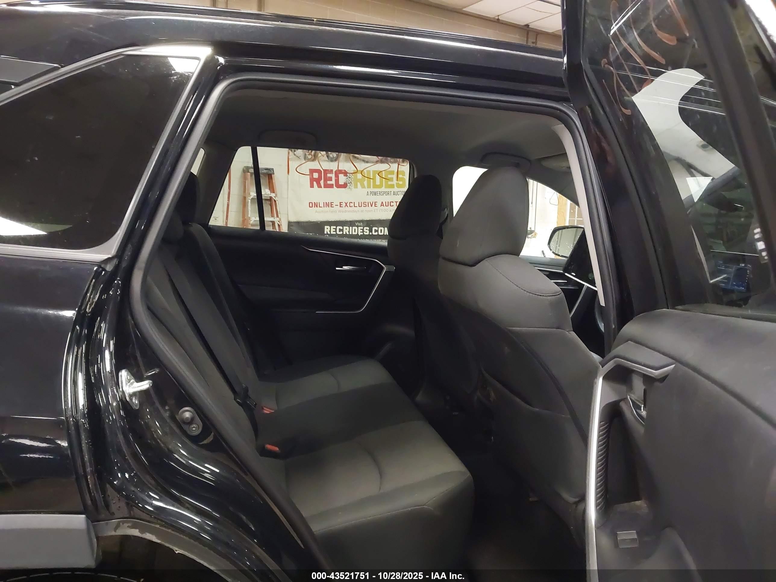 TOYOTA RAV4 image 8