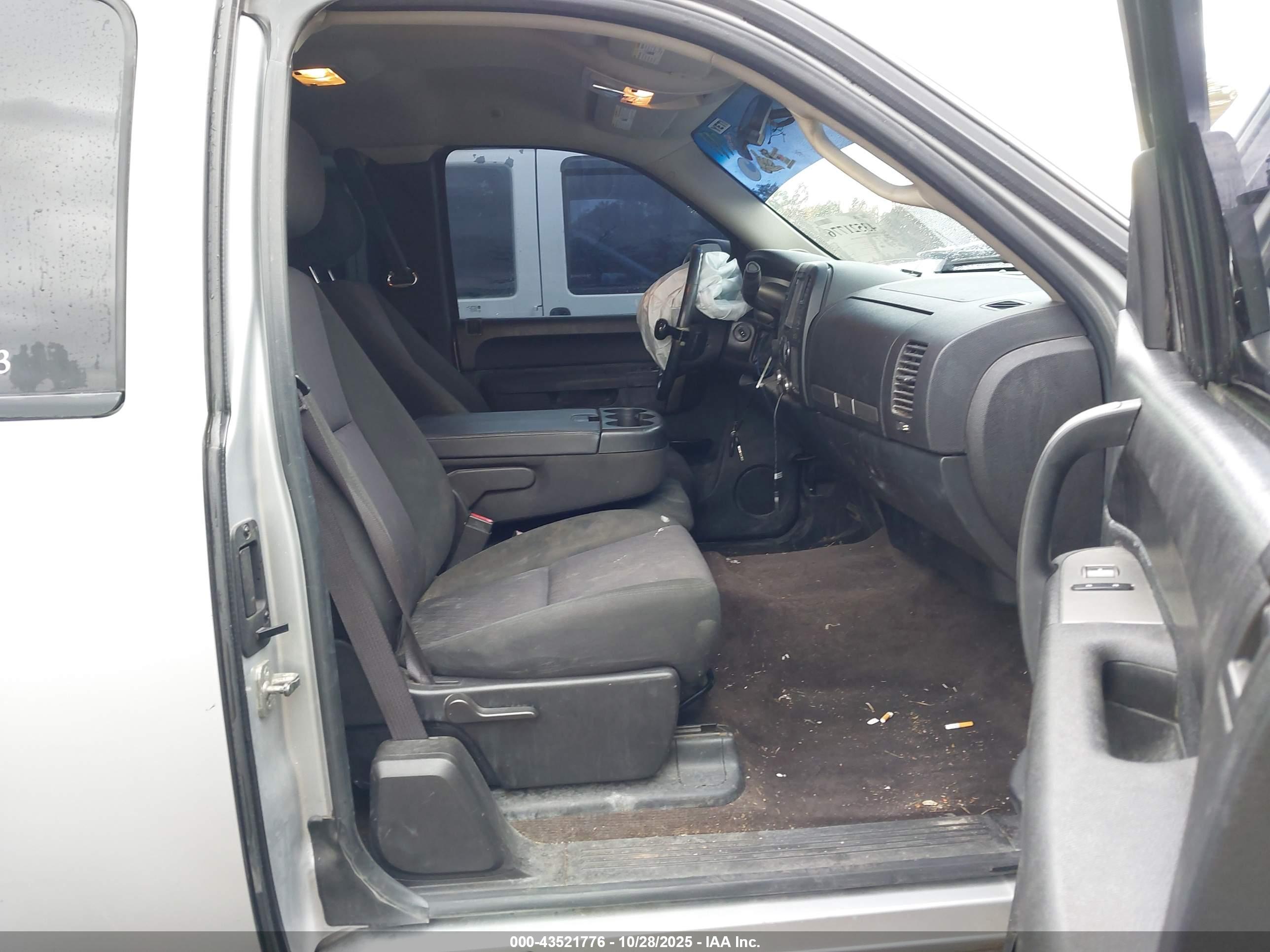 CHEVROLET SILVERADO image 5