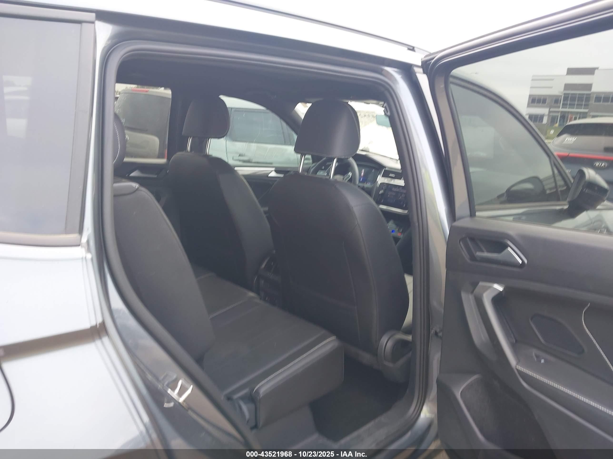 VOLKSWAGEN TIGUAN image 8