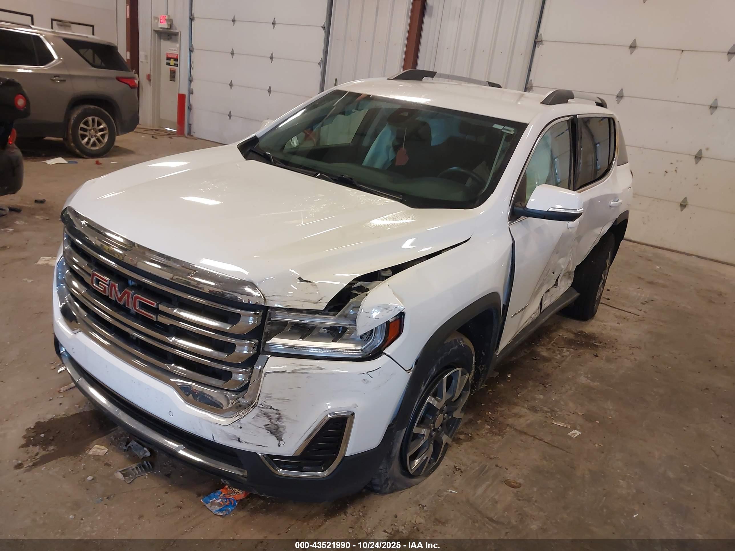 GMC ACADIA image 2