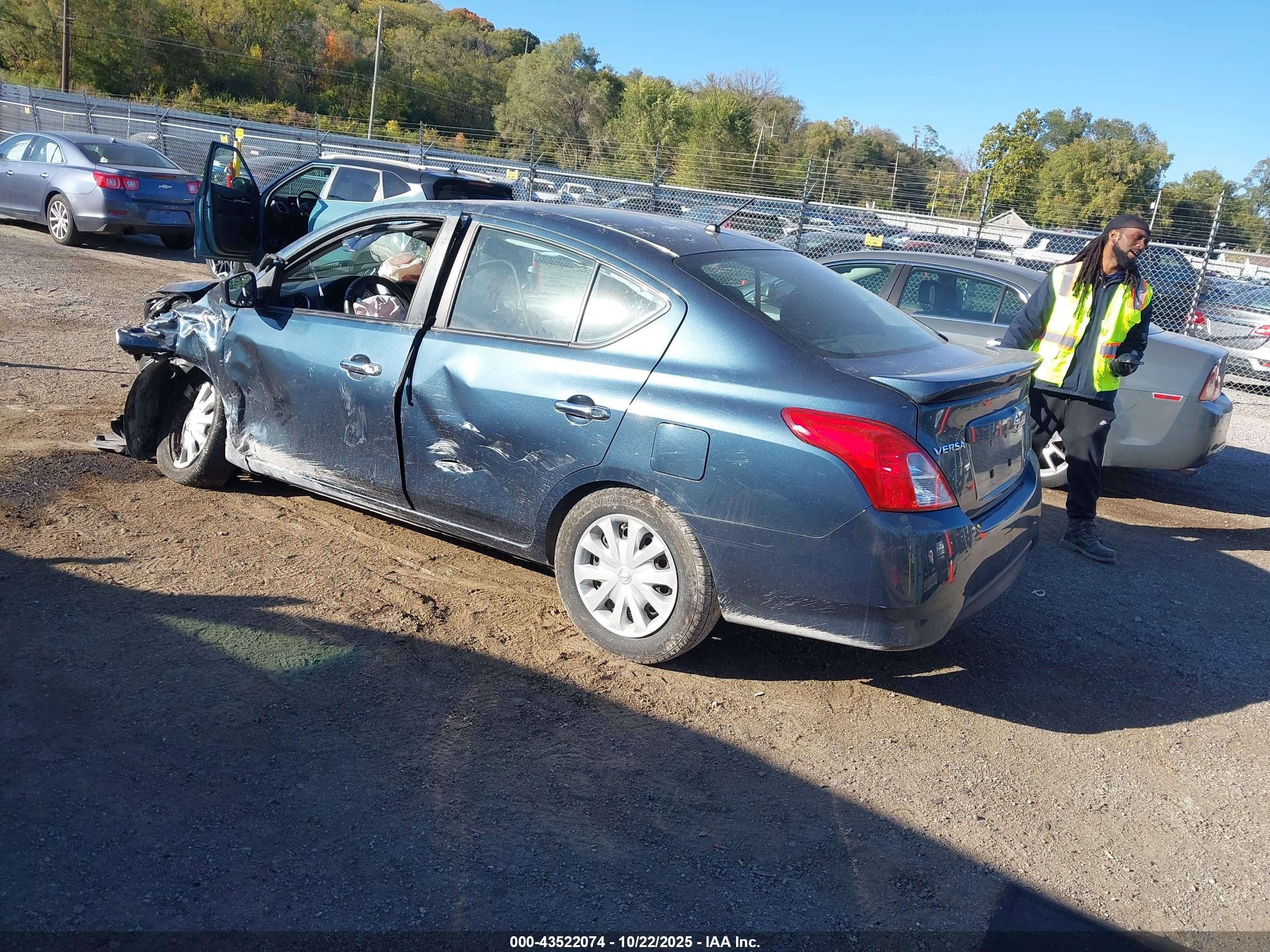 NISSAN VERSA image 3