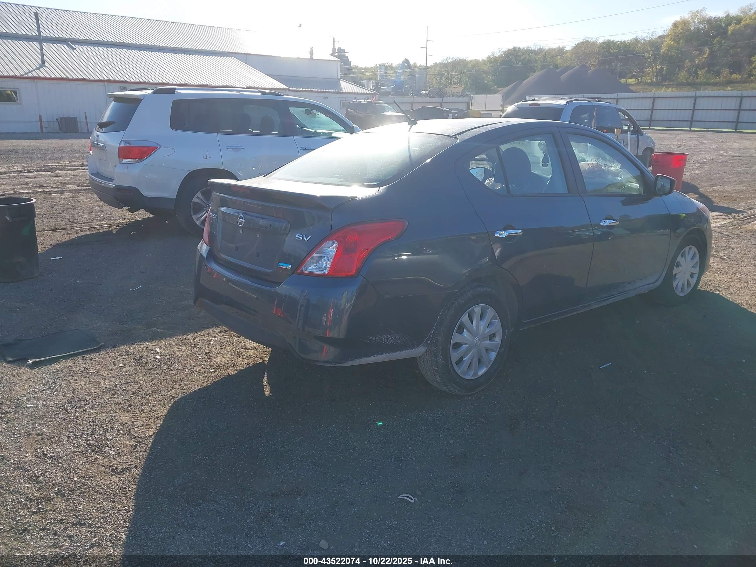 NISSAN VERSA image 4