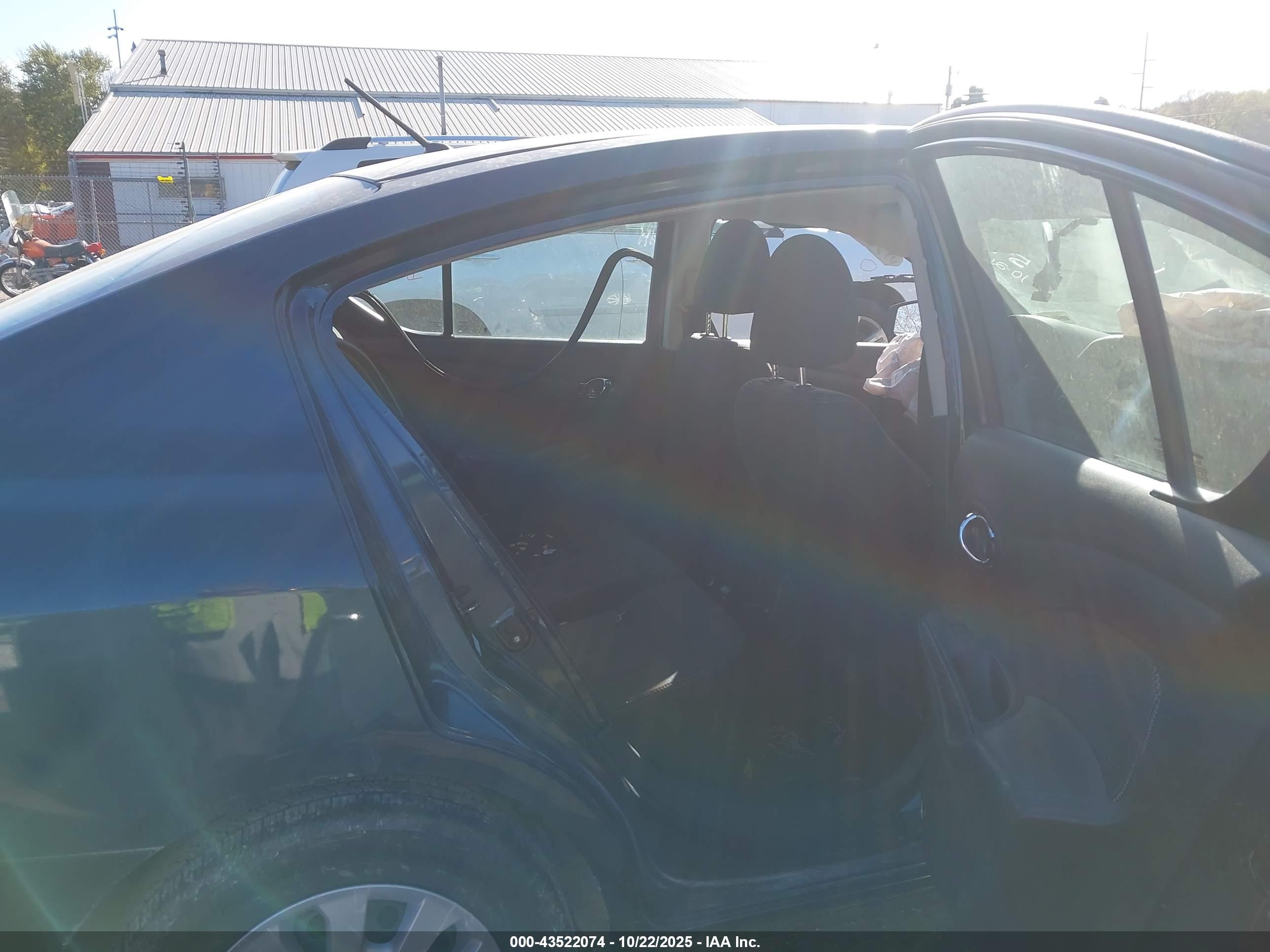 NISSAN VERSA image 8
