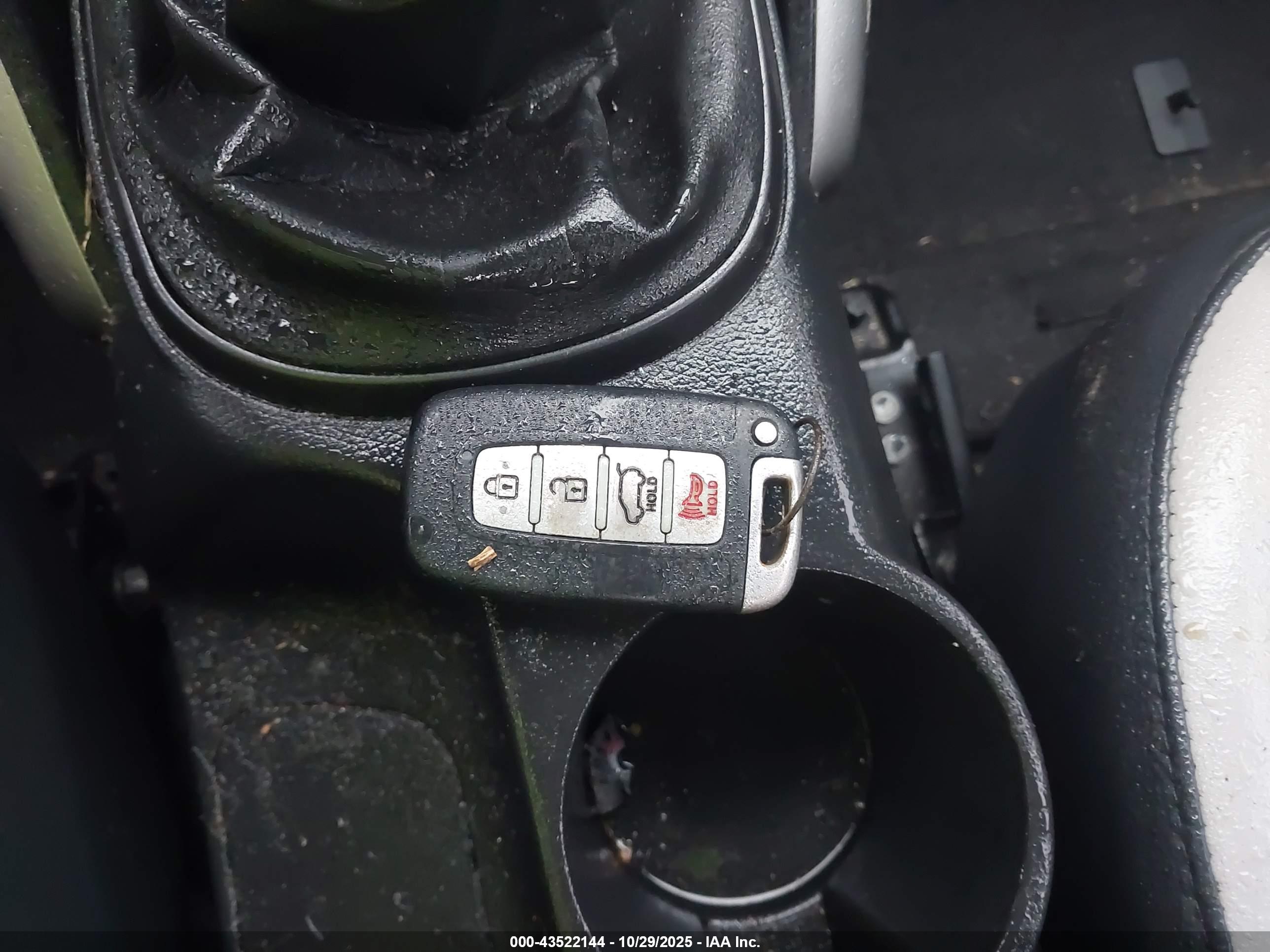 HYUNDAI VELOSTER image 11