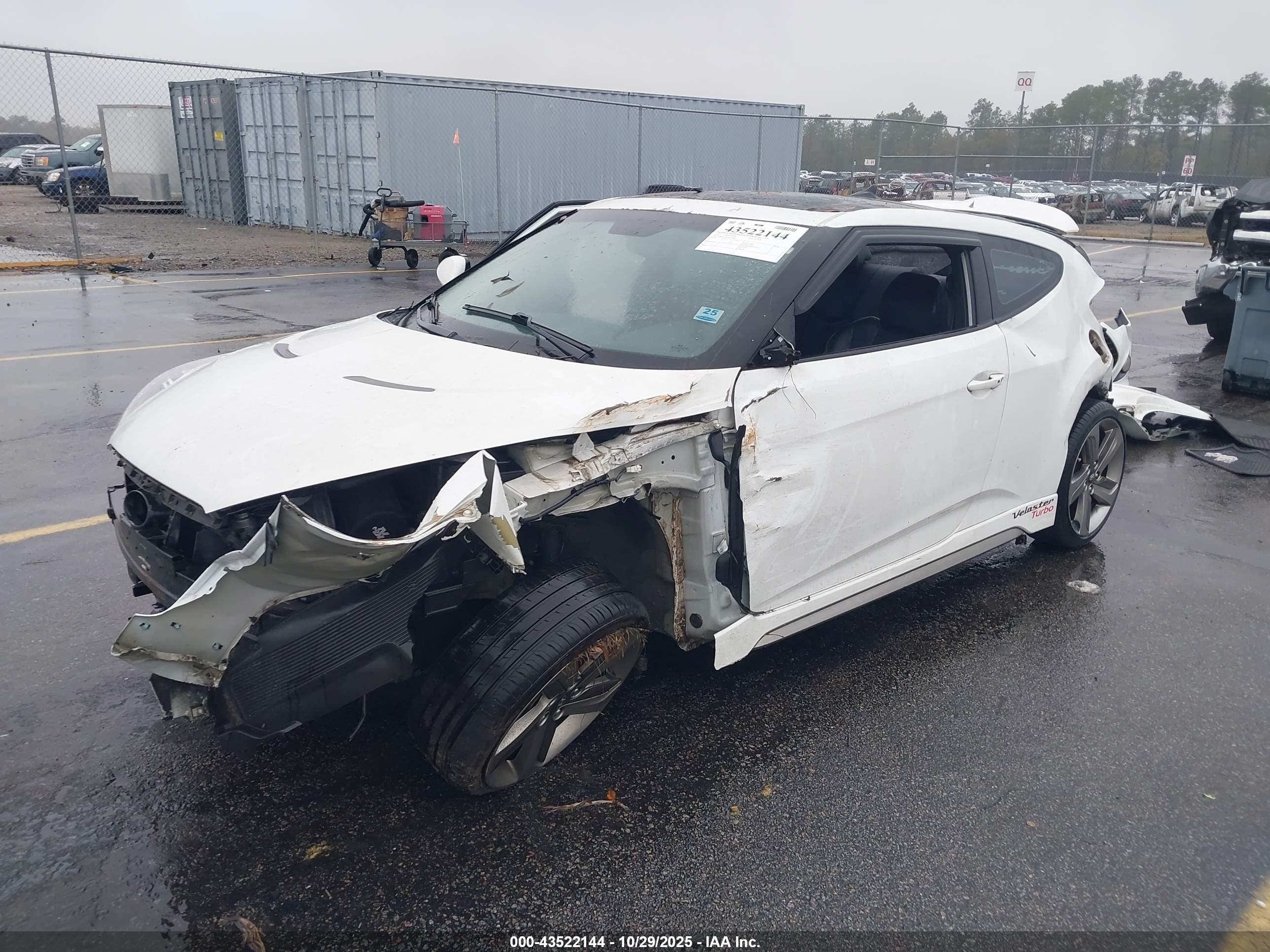 HYUNDAI VELOSTER image 2
