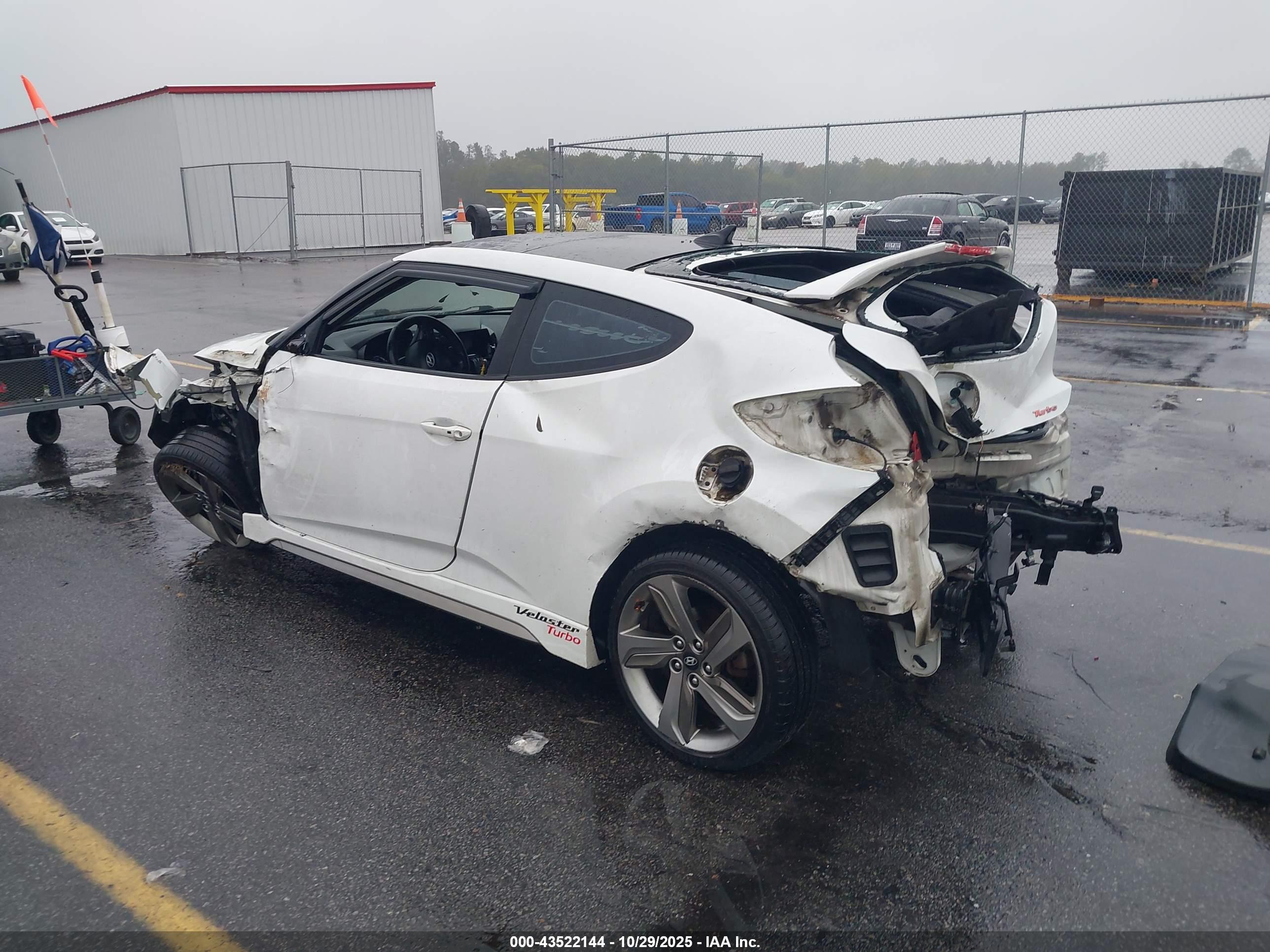 HYUNDAI VELOSTER image 3