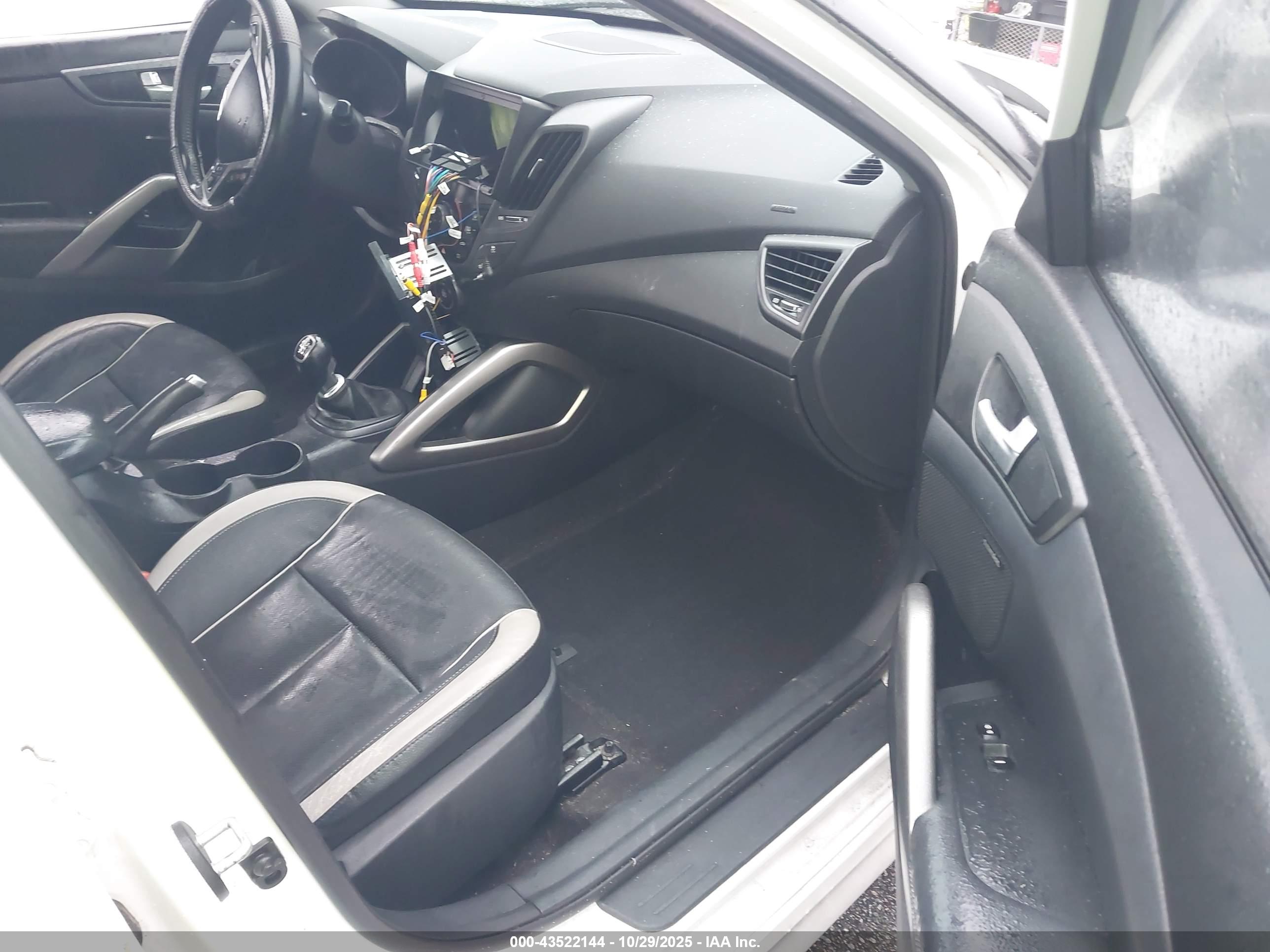 HYUNDAI VELOSTER image 5