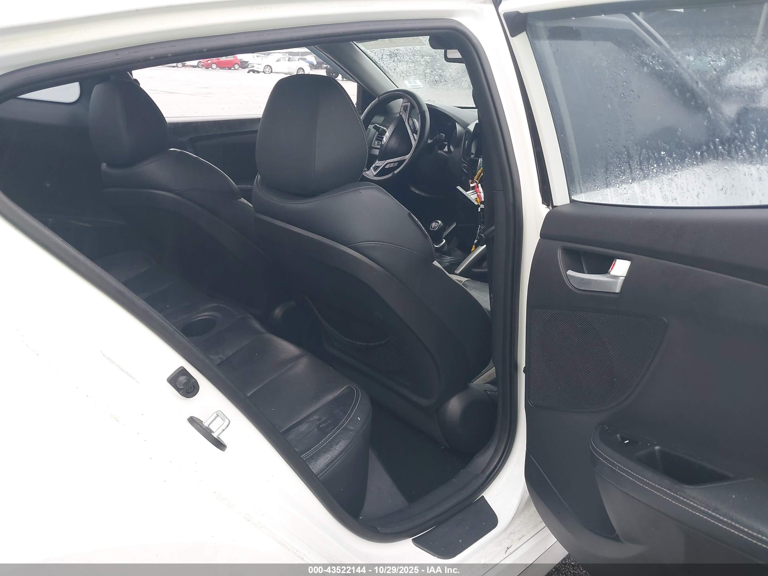 HYUNDAI VELOSTER image 8