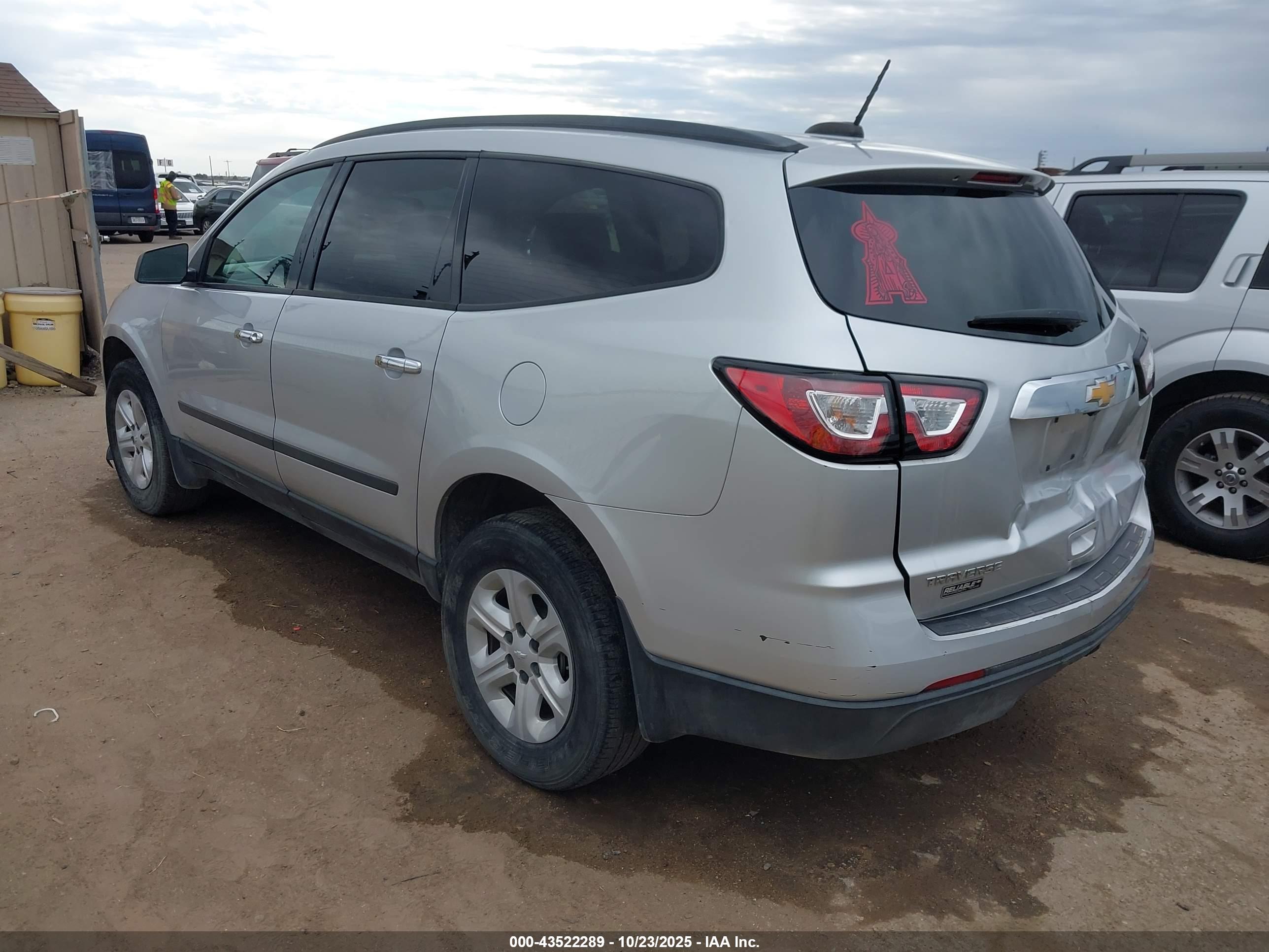 CHEVROLET TRAVERSE image 3