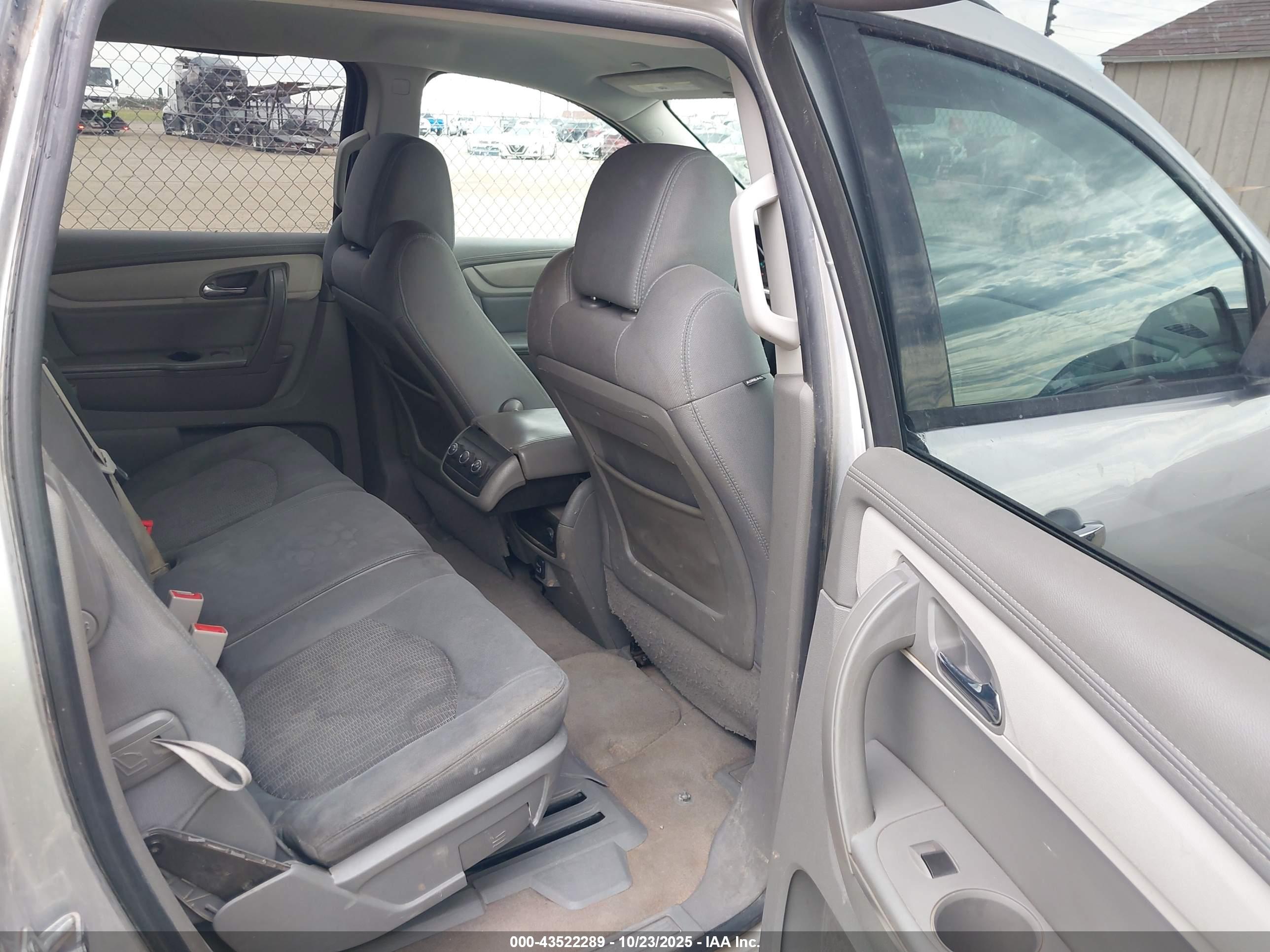 CHEVROLET TRAVERSE image 8