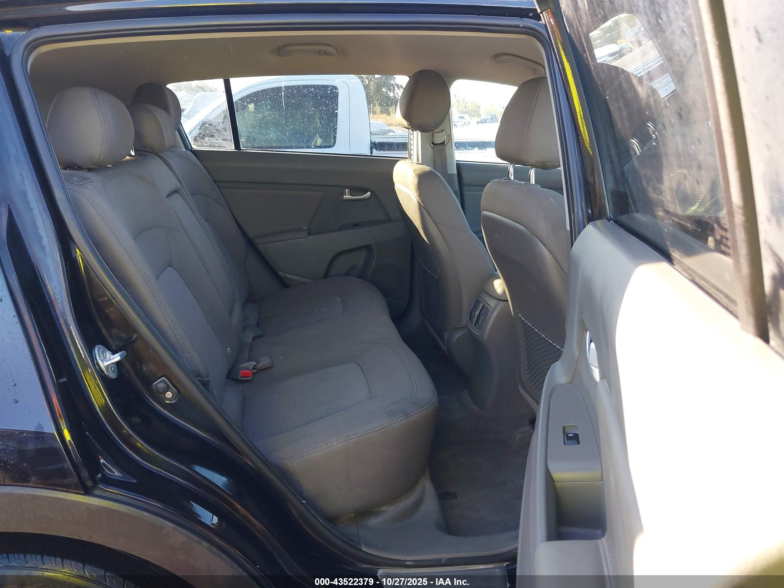 KIA SPORTAGE image 8