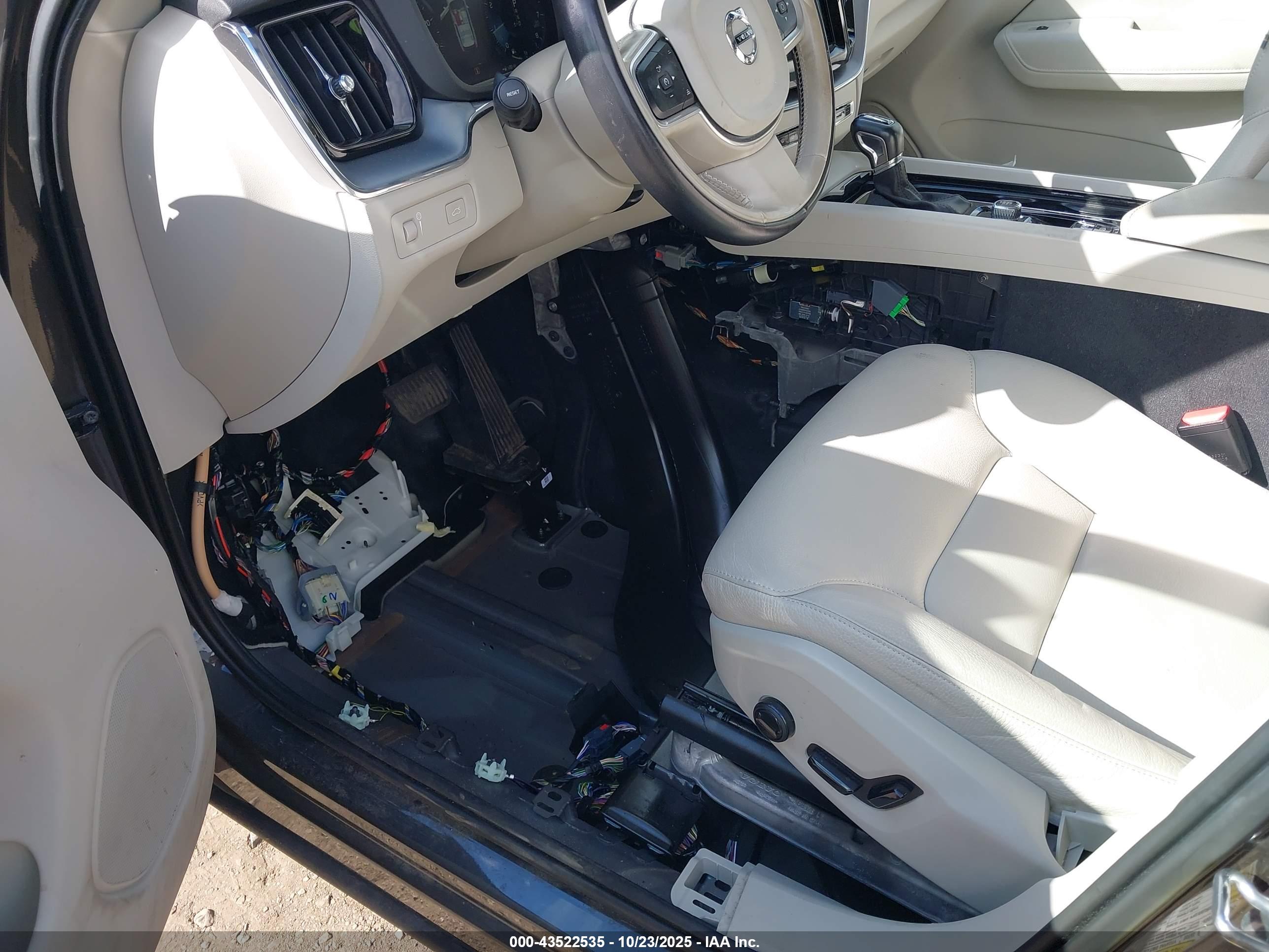VOLVO XC60 image 6